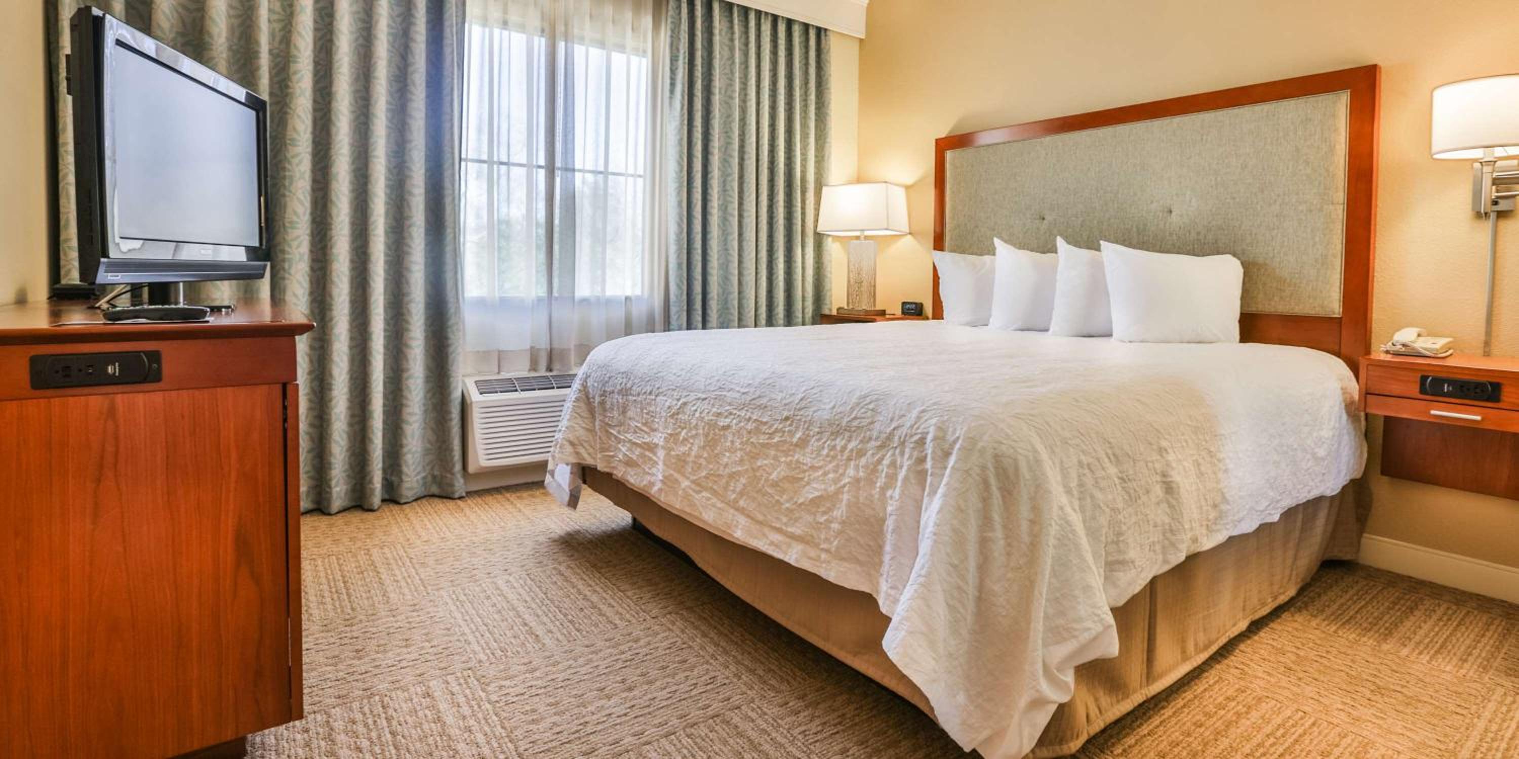 King Room with King Bed - Non-Smoking - Photo 3