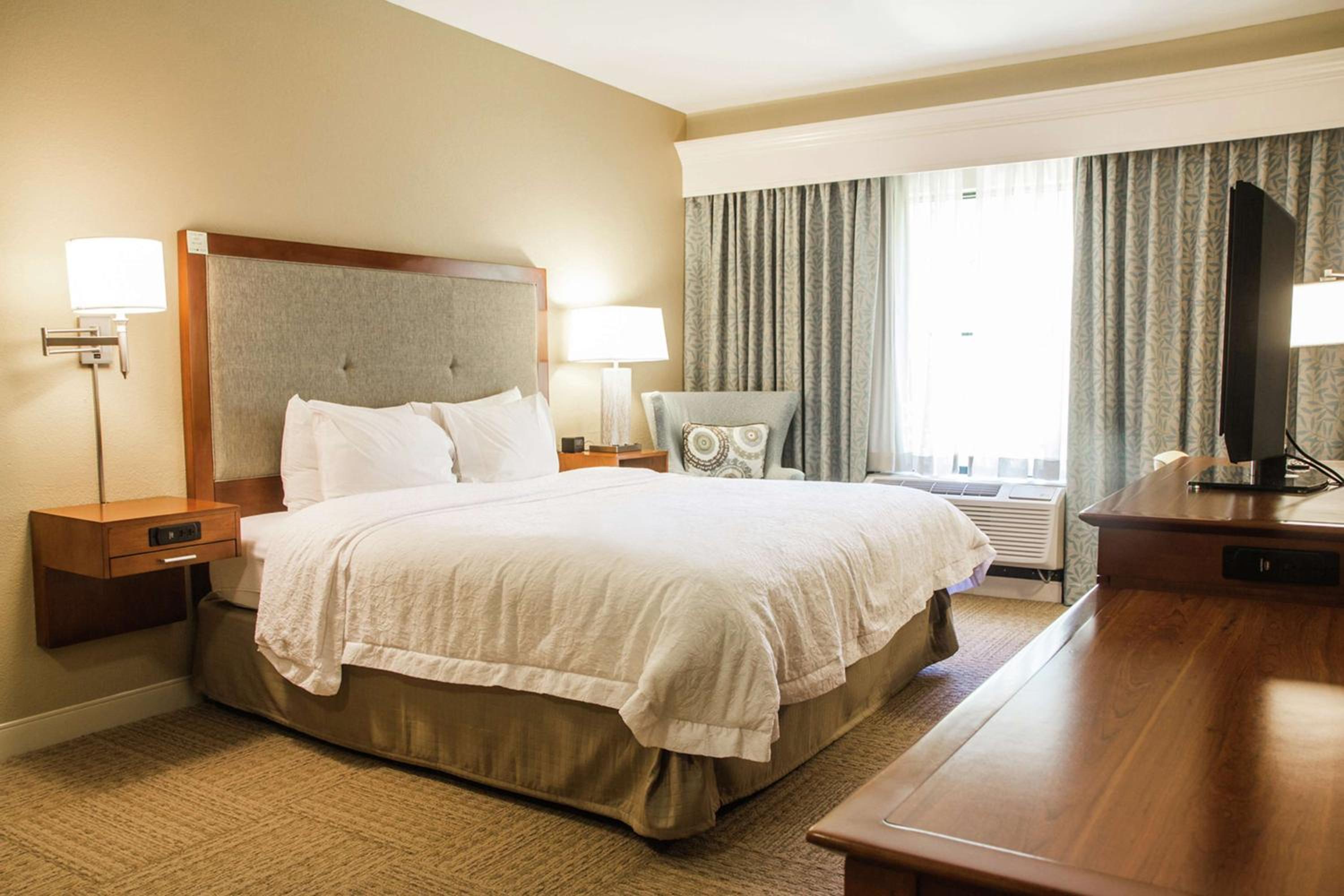 King Room with King Bed - Non-Smoking - Photo 6