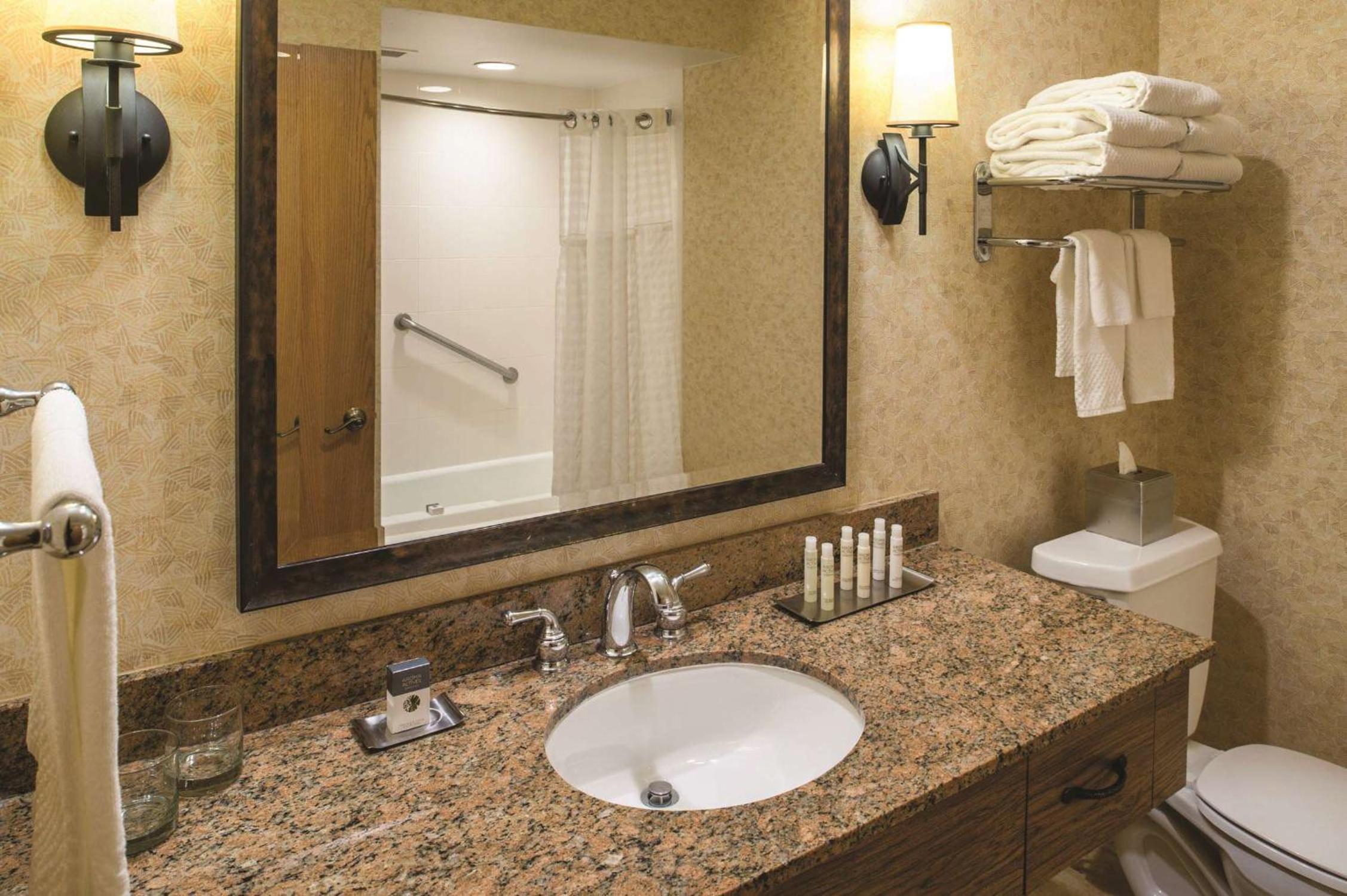 King Room with Balcony - Photo 4
