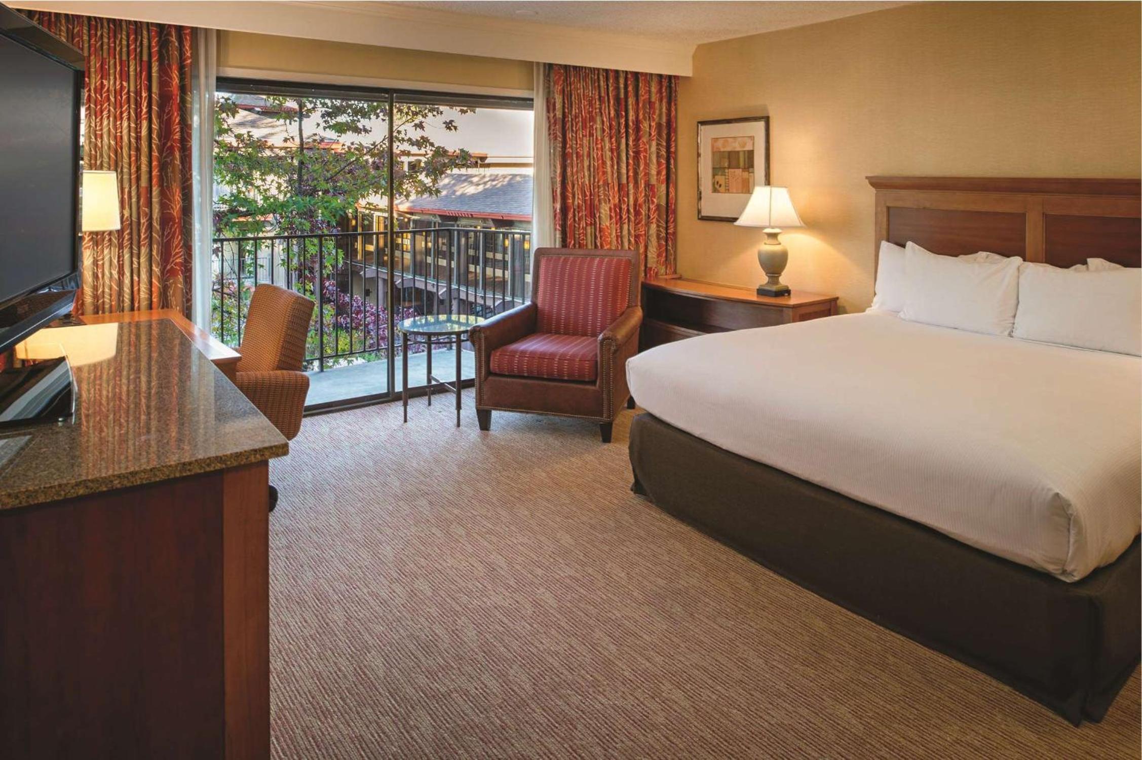 King Room with Balcony - Photo 1