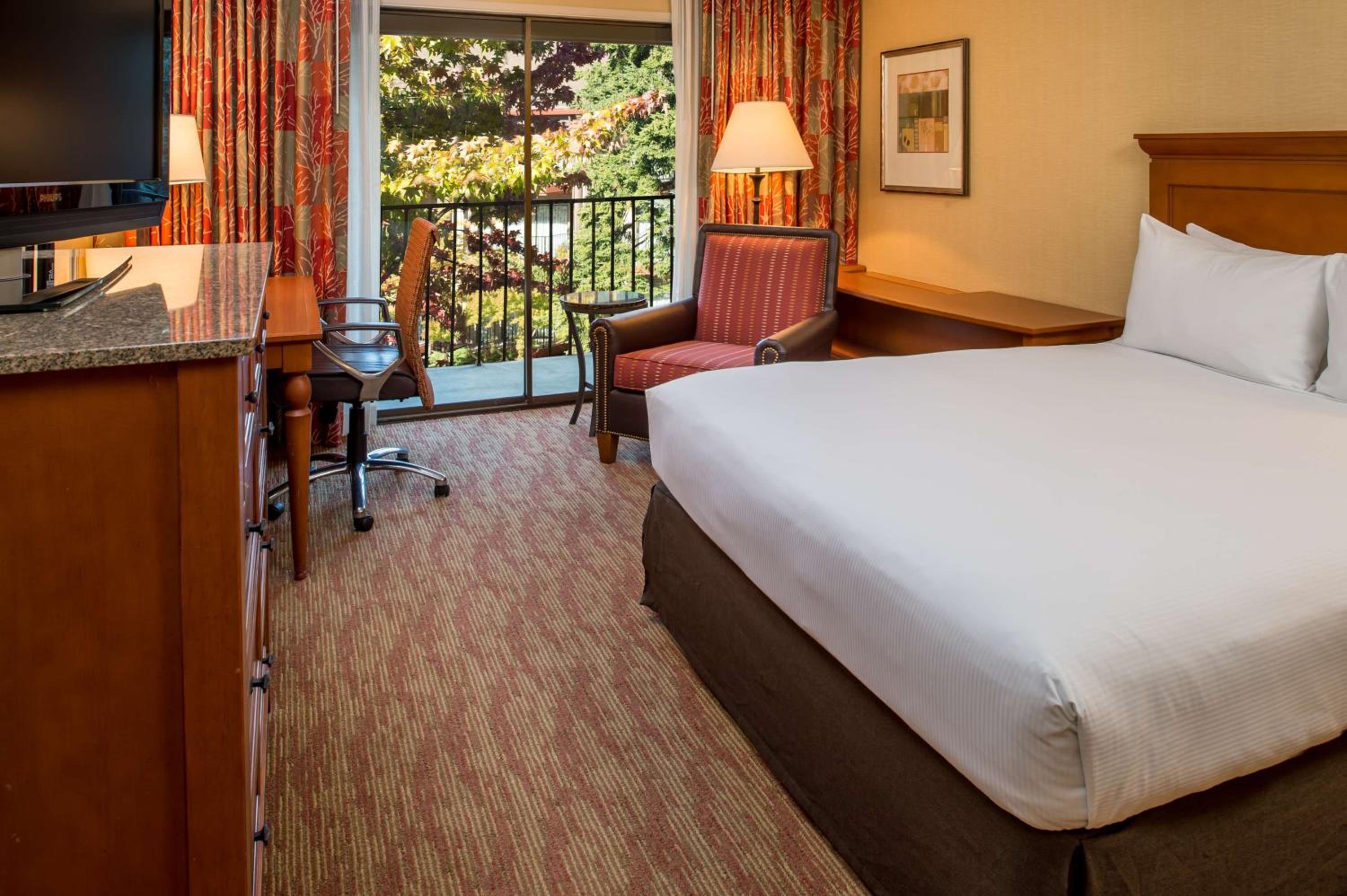 King Room with Balcony - Photo 3