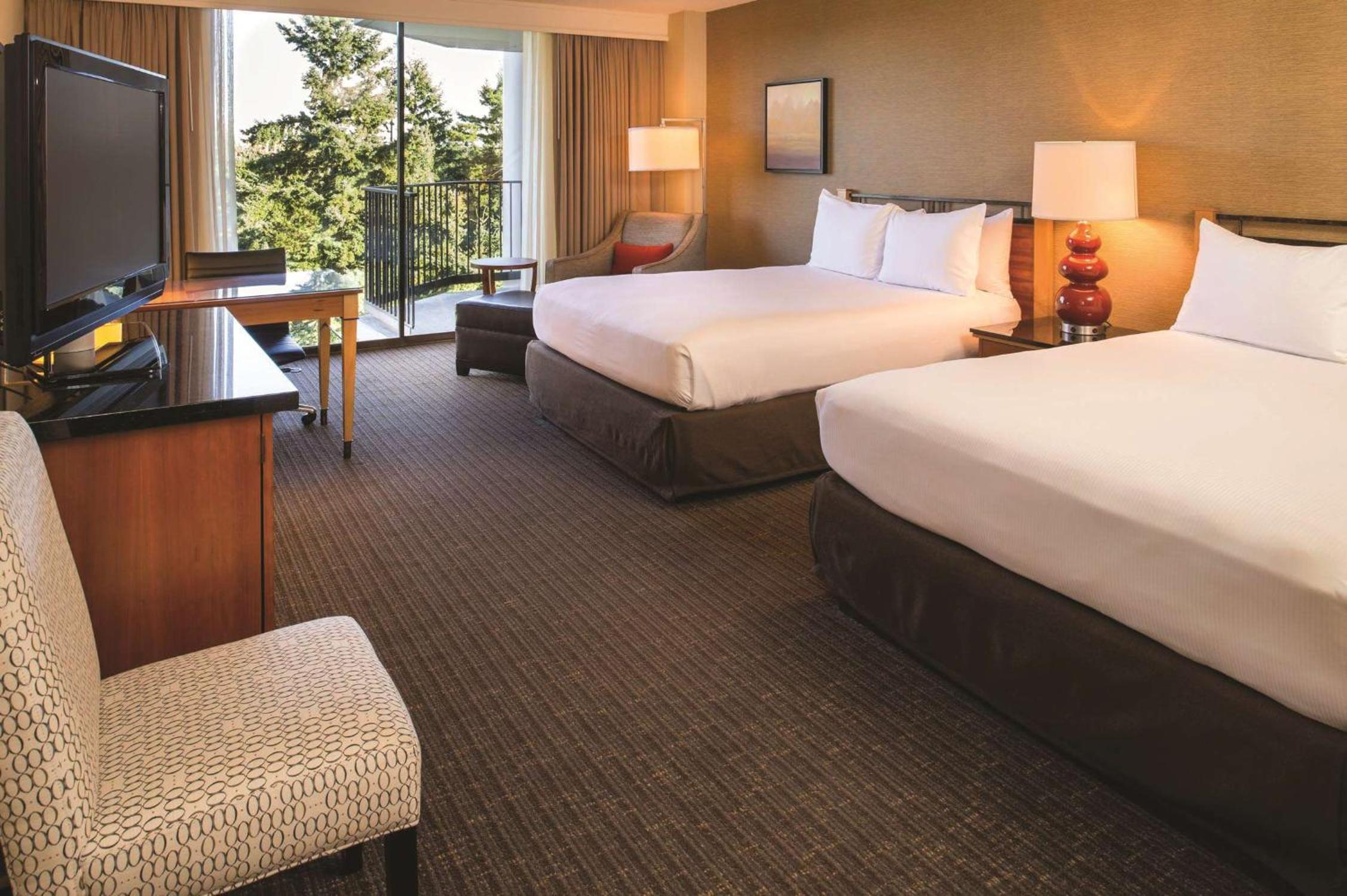 Deluxe Queen Room with Two Queen Beds and Mobility Accessible Tub - Non-Smoking - Photo 1