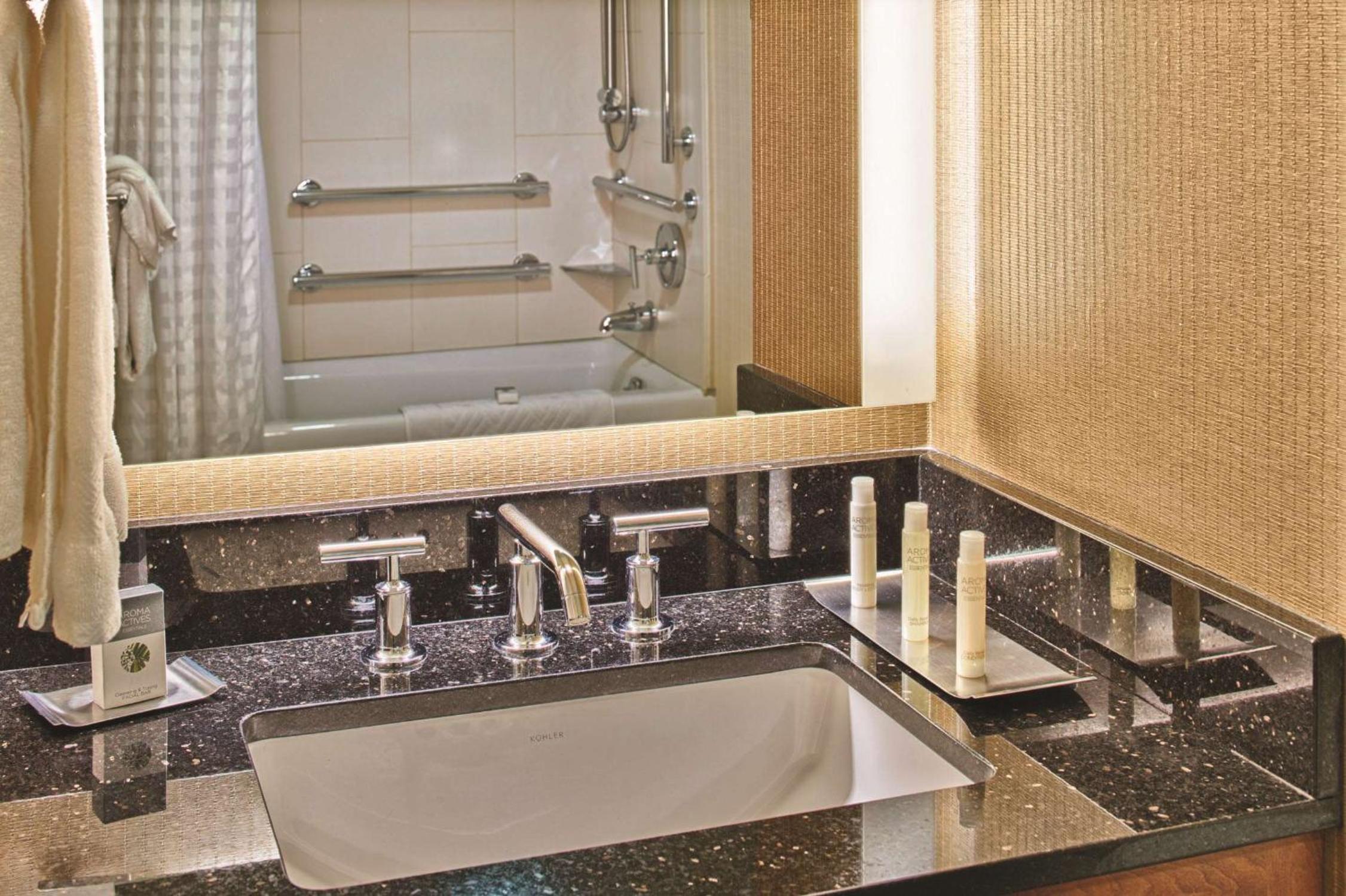 Queen Room with Two Queen Beds and Bath Tub - Mobility and Hearing Access/Non-Smoking - Photo 2