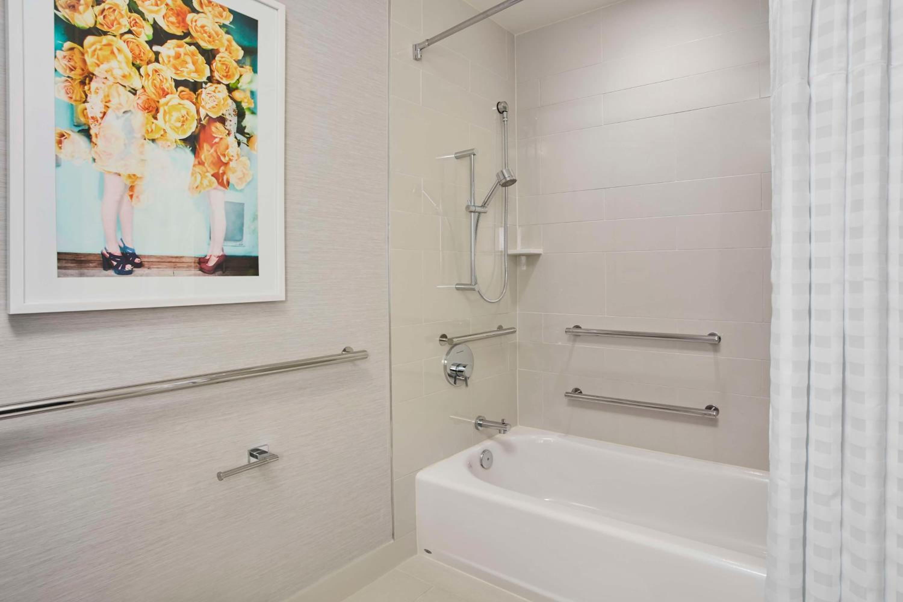Junior Suite with Two Queen Beds and Tub - Mobility and Hearing Access