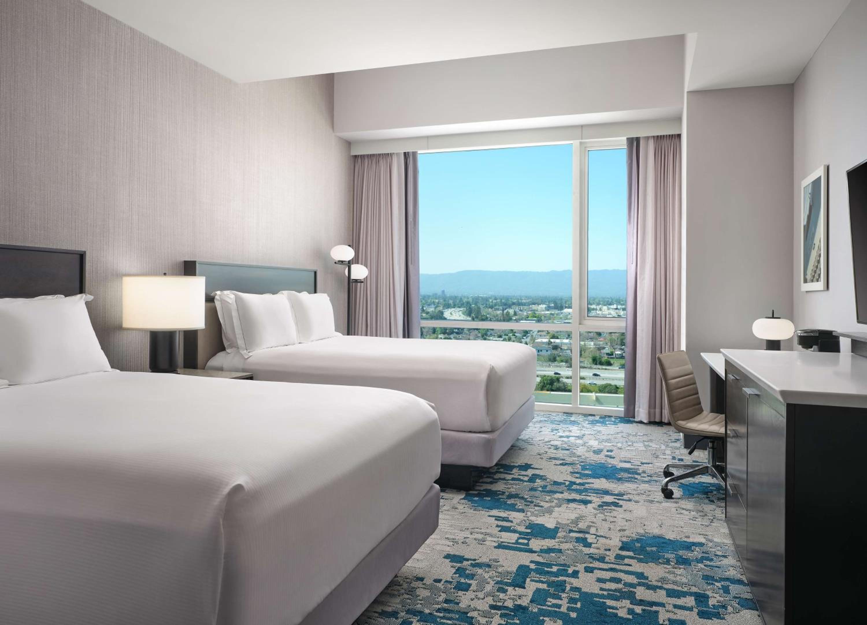 Queen Room with Two Queen Beds and Skyline View - Photo 3