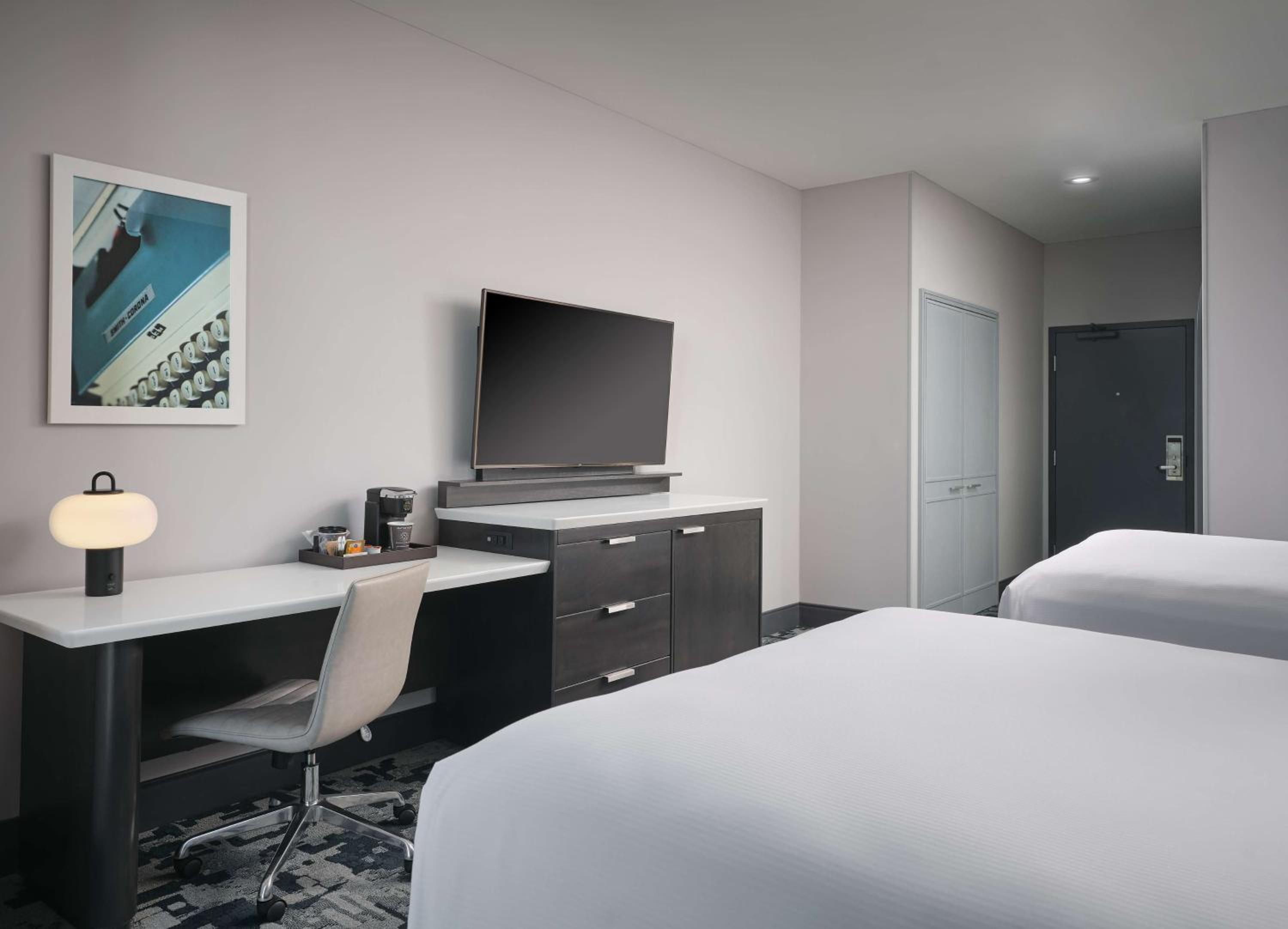 Queen Room with Two Queen Beds and Skyline View - Photo 4