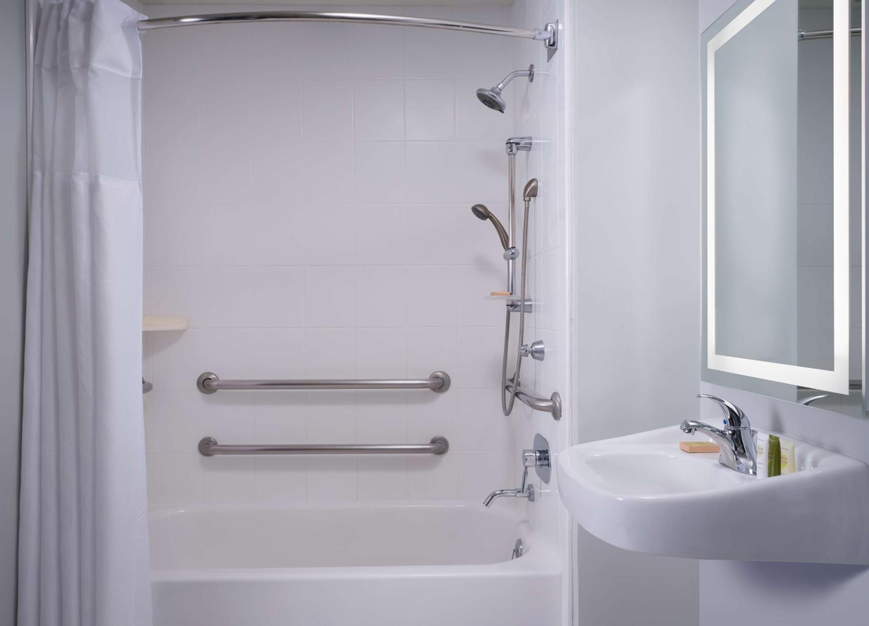 King Room with Tub - Mobility and Hearing Access - Photo 2