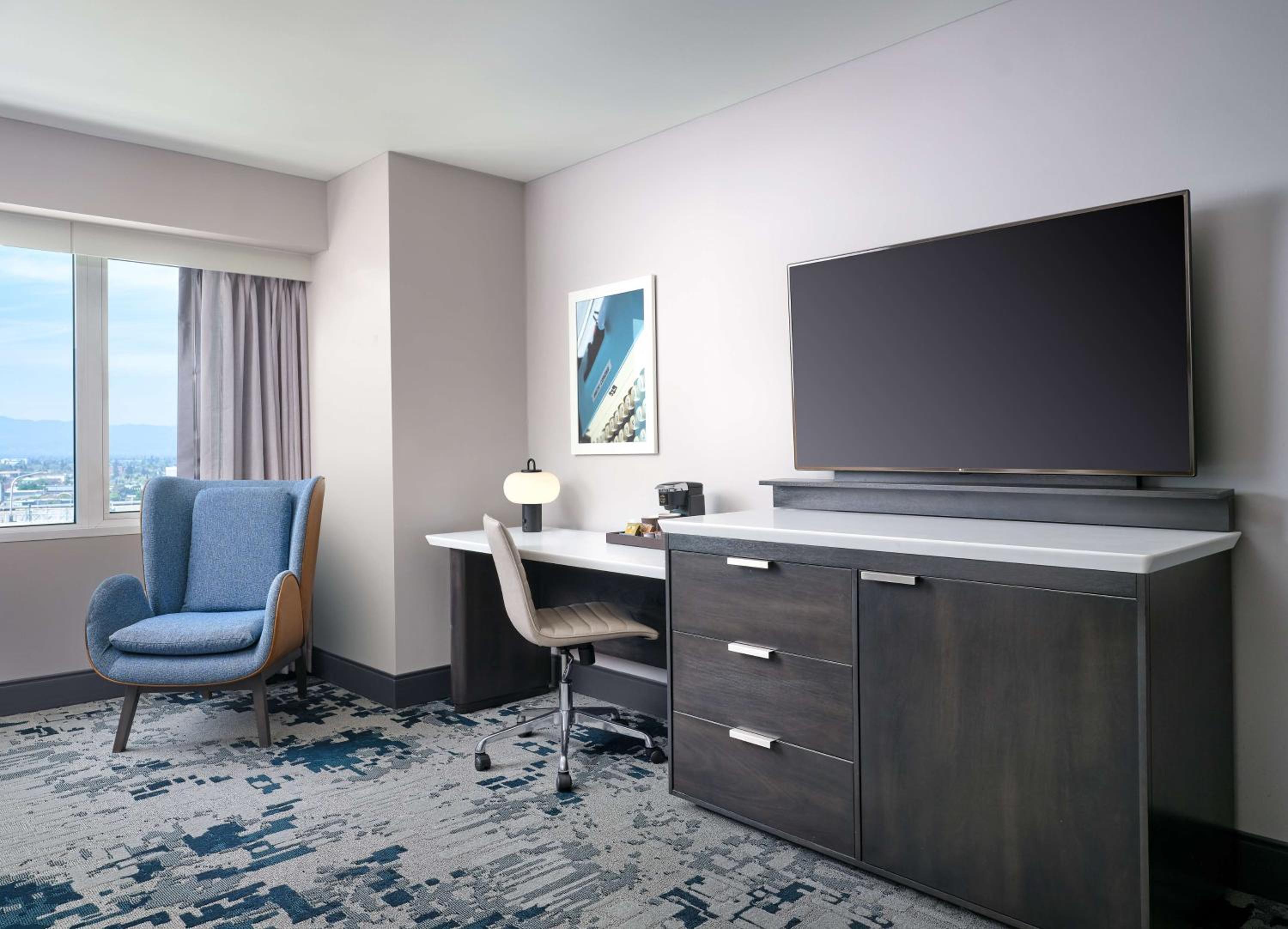 Corner Queen Room with Mobility Accessible Tub - Photo 1