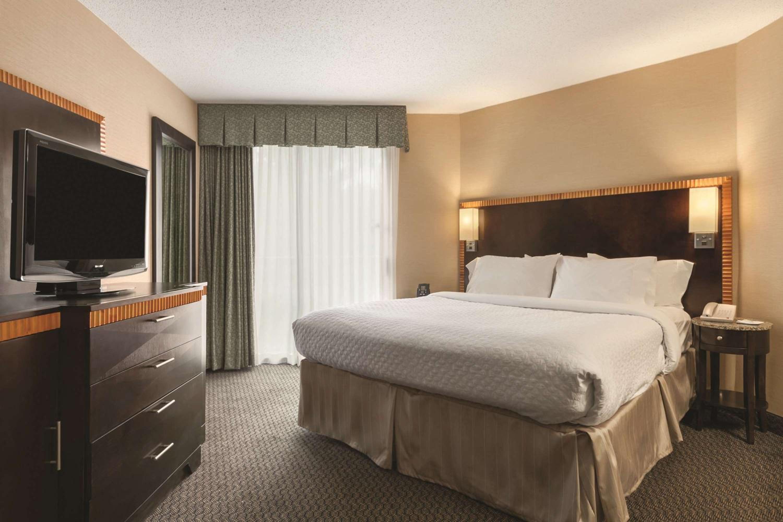 Two-Room King Suite - Non-Smoking - Photo 5