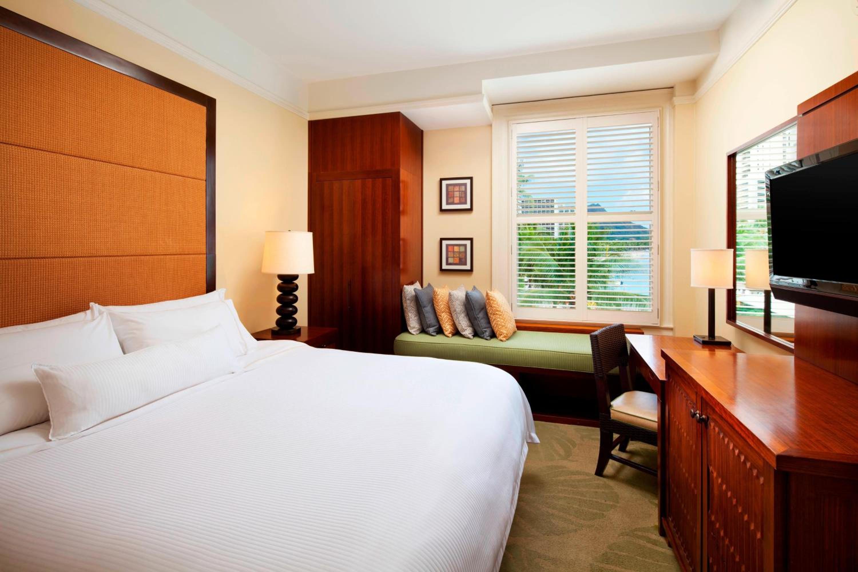 Historic Banyan Ocean, Guest room, 1 King, Ocean view - Photo 4