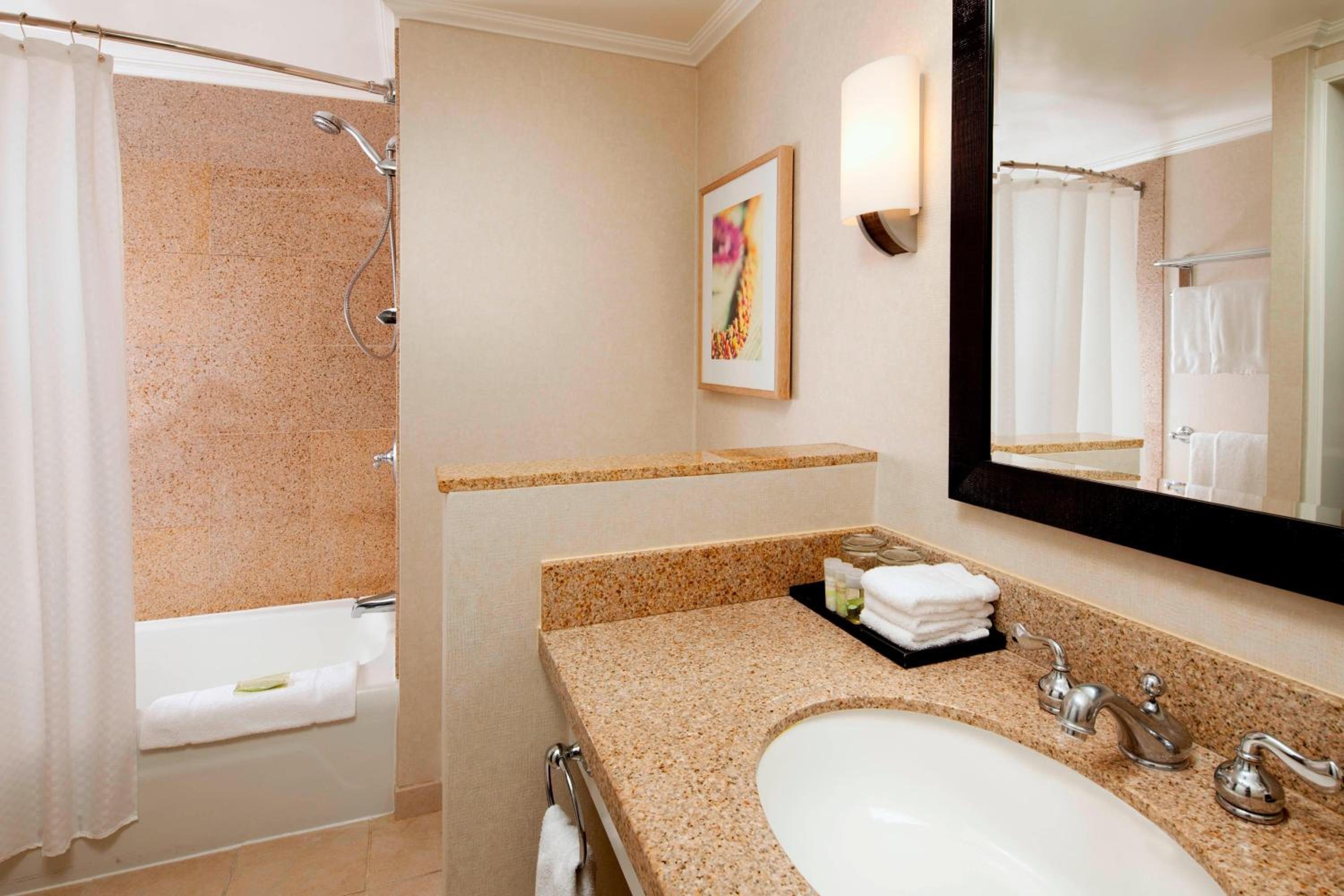 Newly Renovated Tower City, Larger Guest room, 2 Double, City view - Photo 3