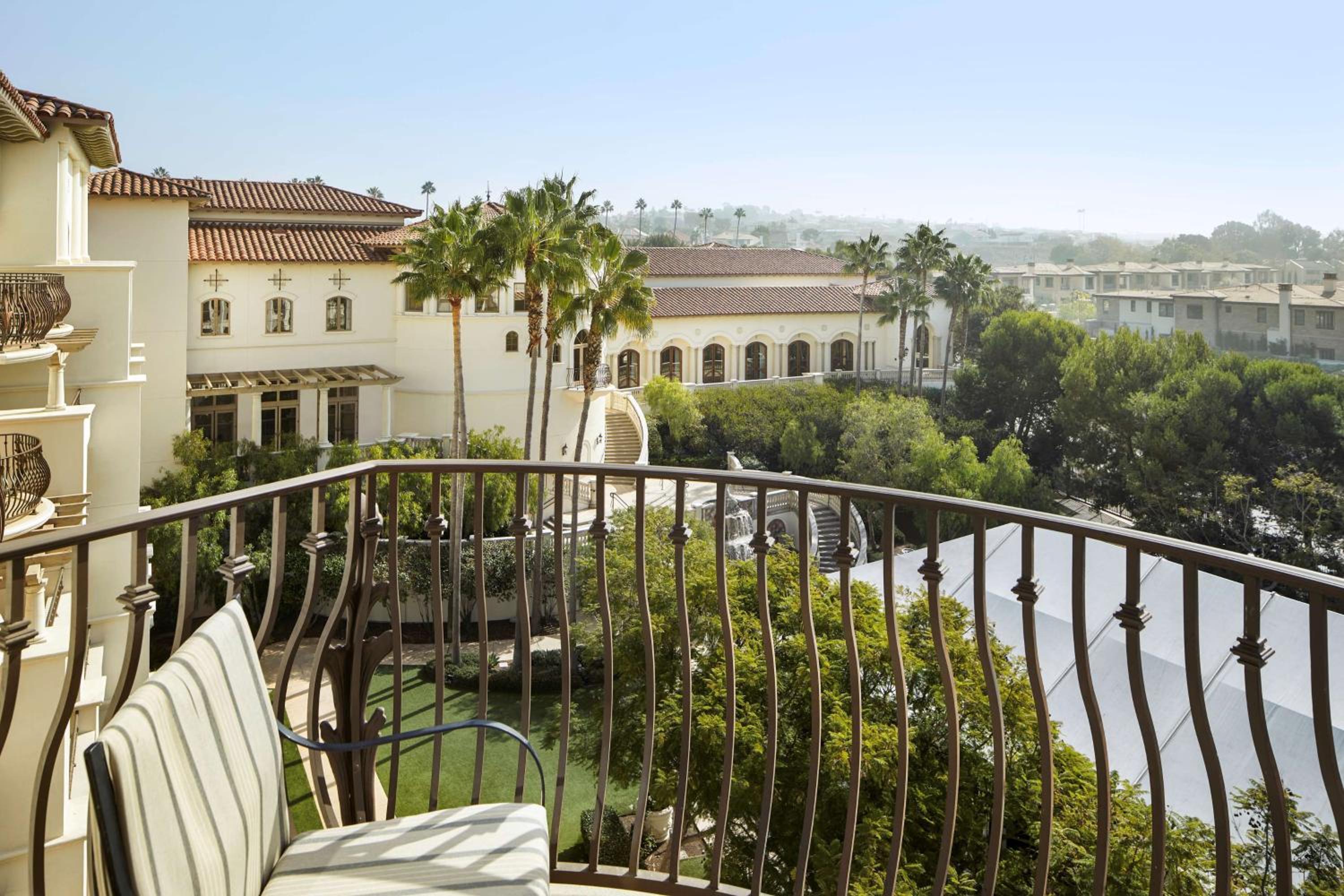 Deluxe King Room with Resort view - Photo 4