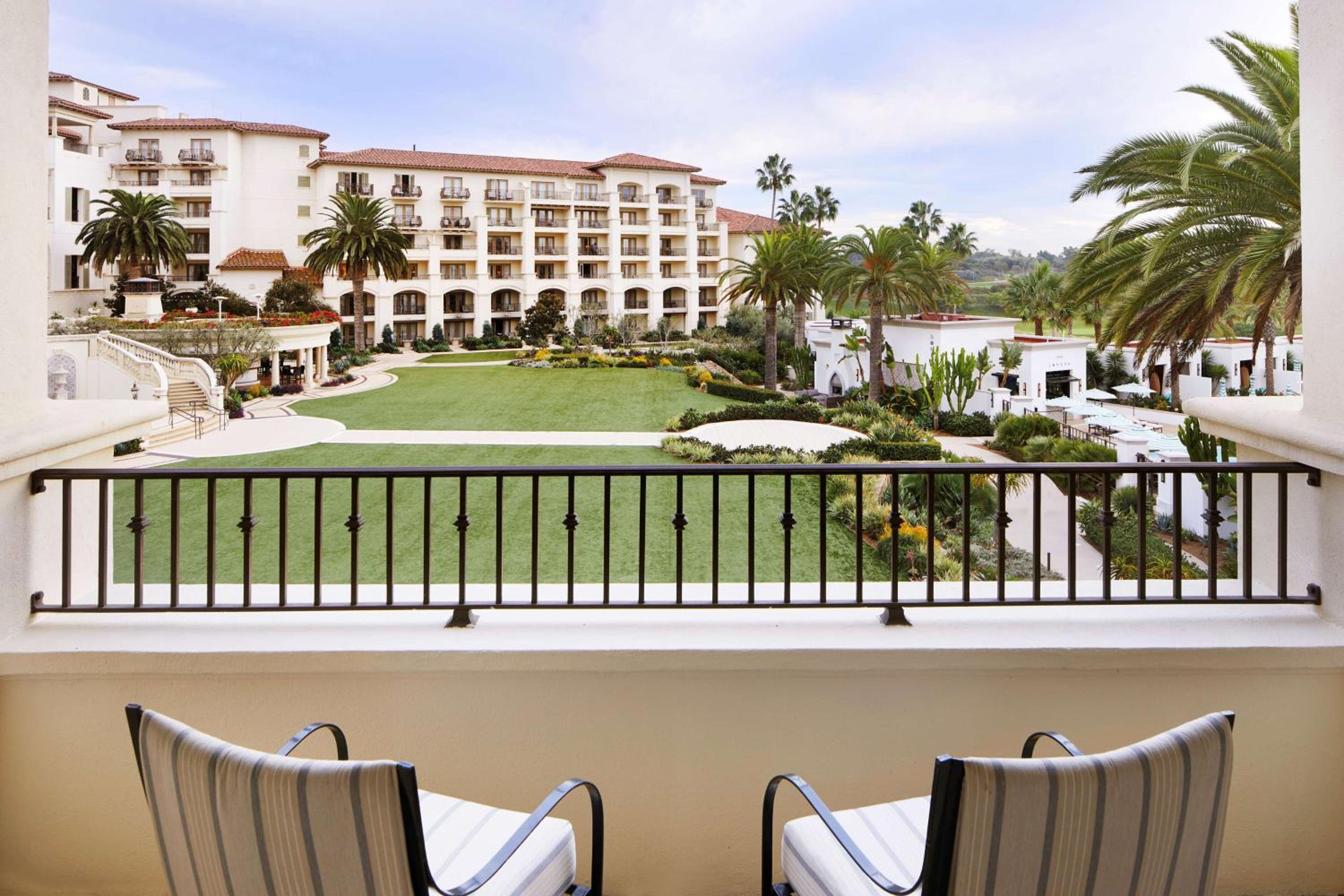 Deluxe King Studio With Resort View - Photo 2