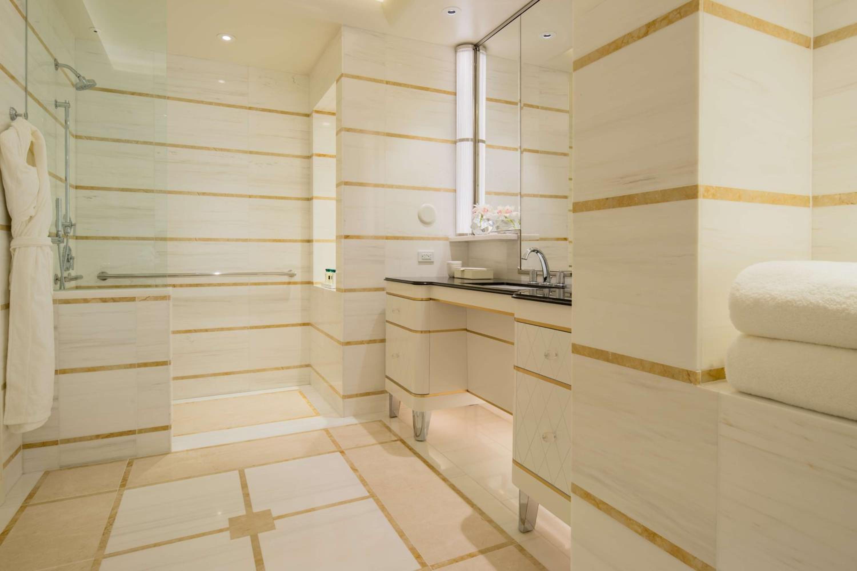 Deluxe King Room with Roll-In Shower - Mobility Accessible
