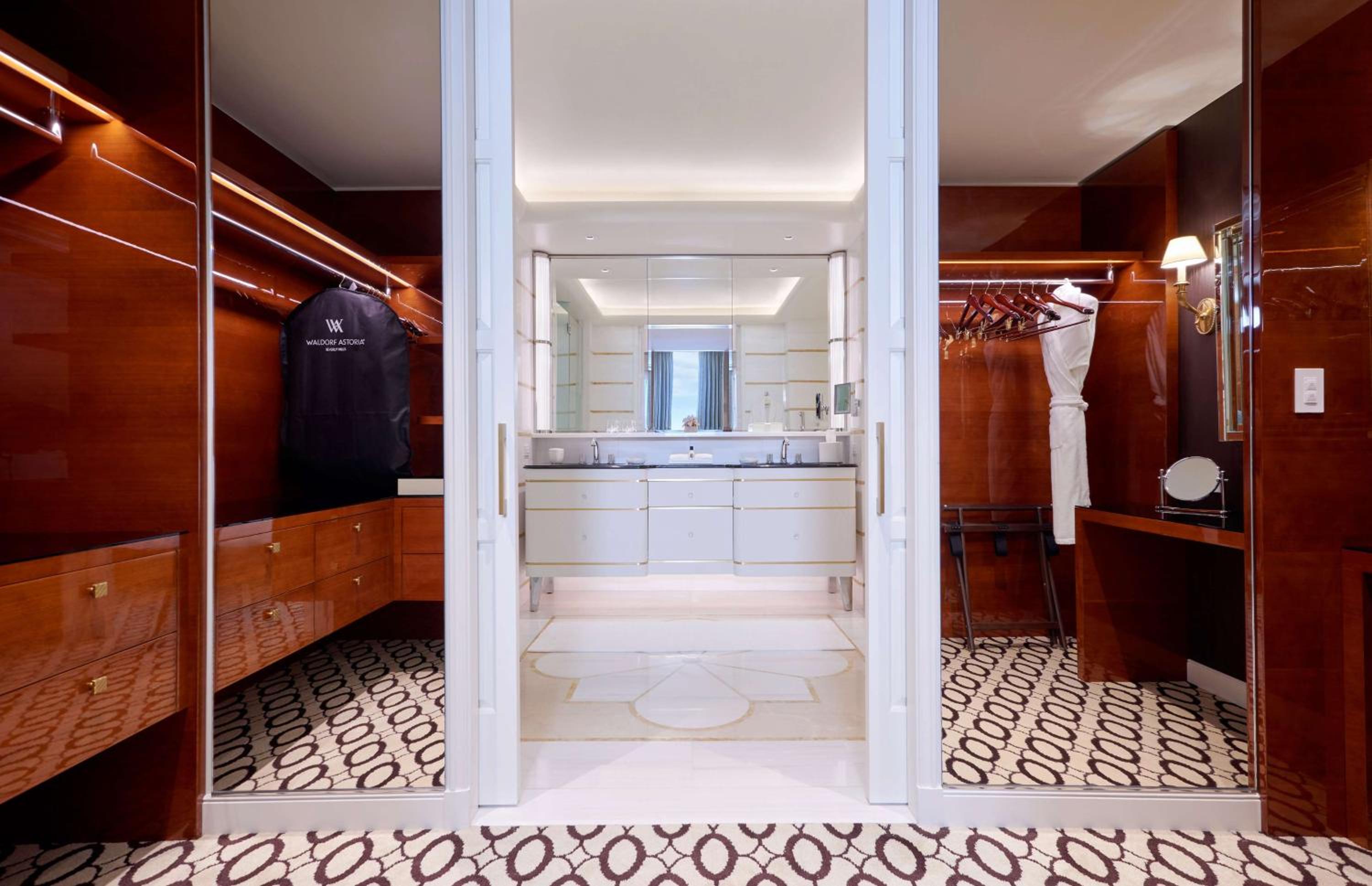 Hollywood Suite with Terrace and View
