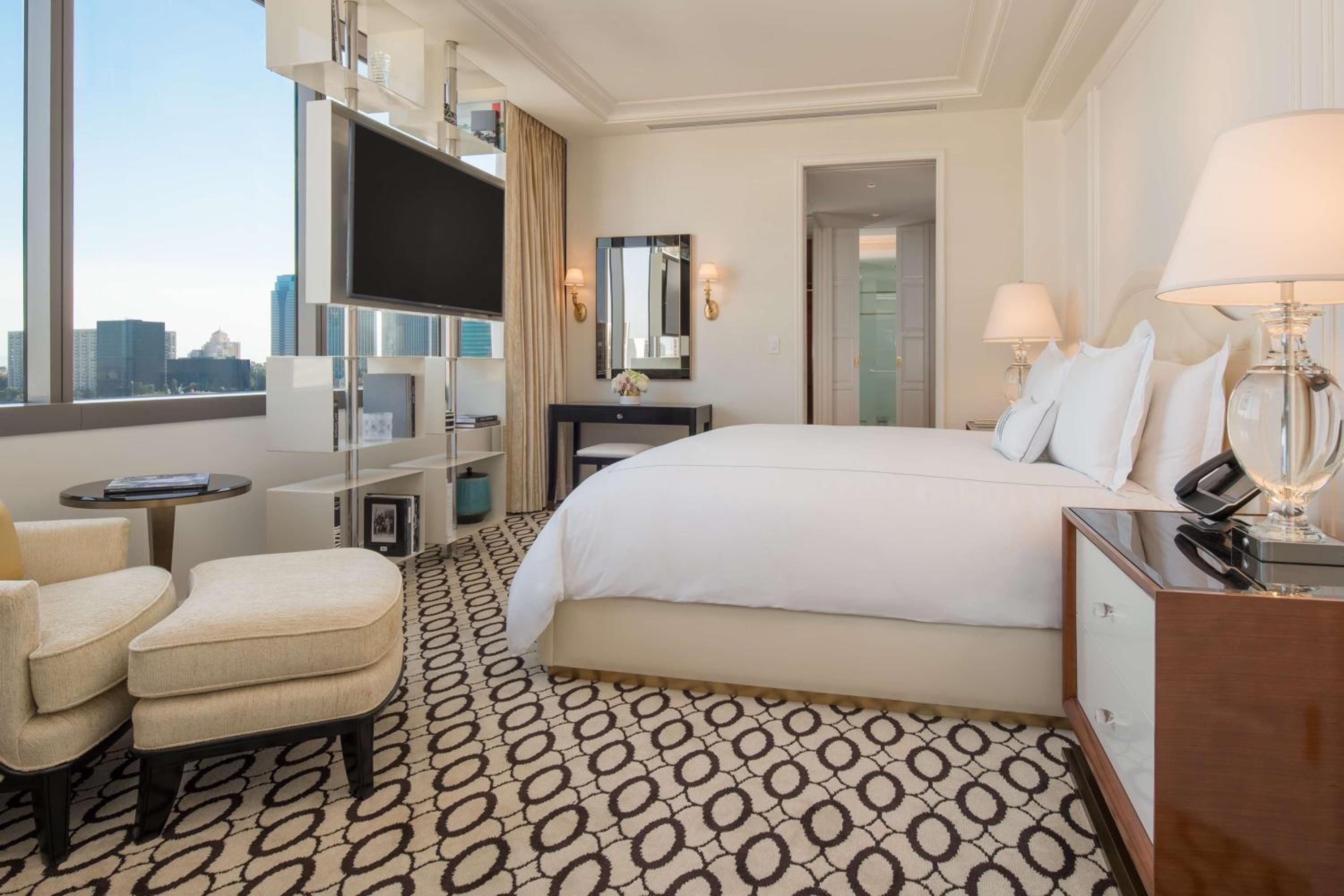 Suite with Terrace and Beverly Hills View thumbnail 5