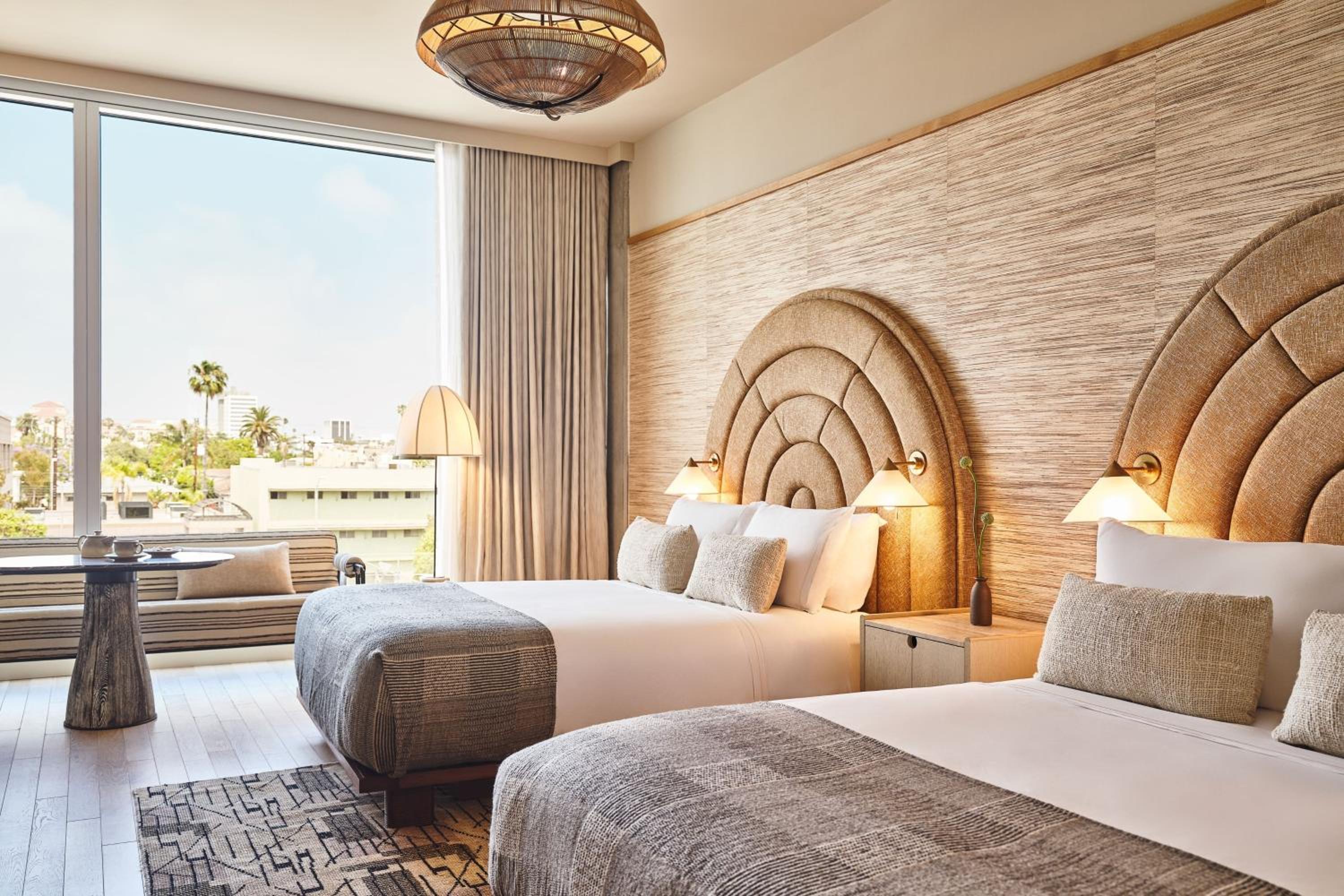 Deluxe Double Queen, Deluxe Guest room, 2 Queen thumbnail 6