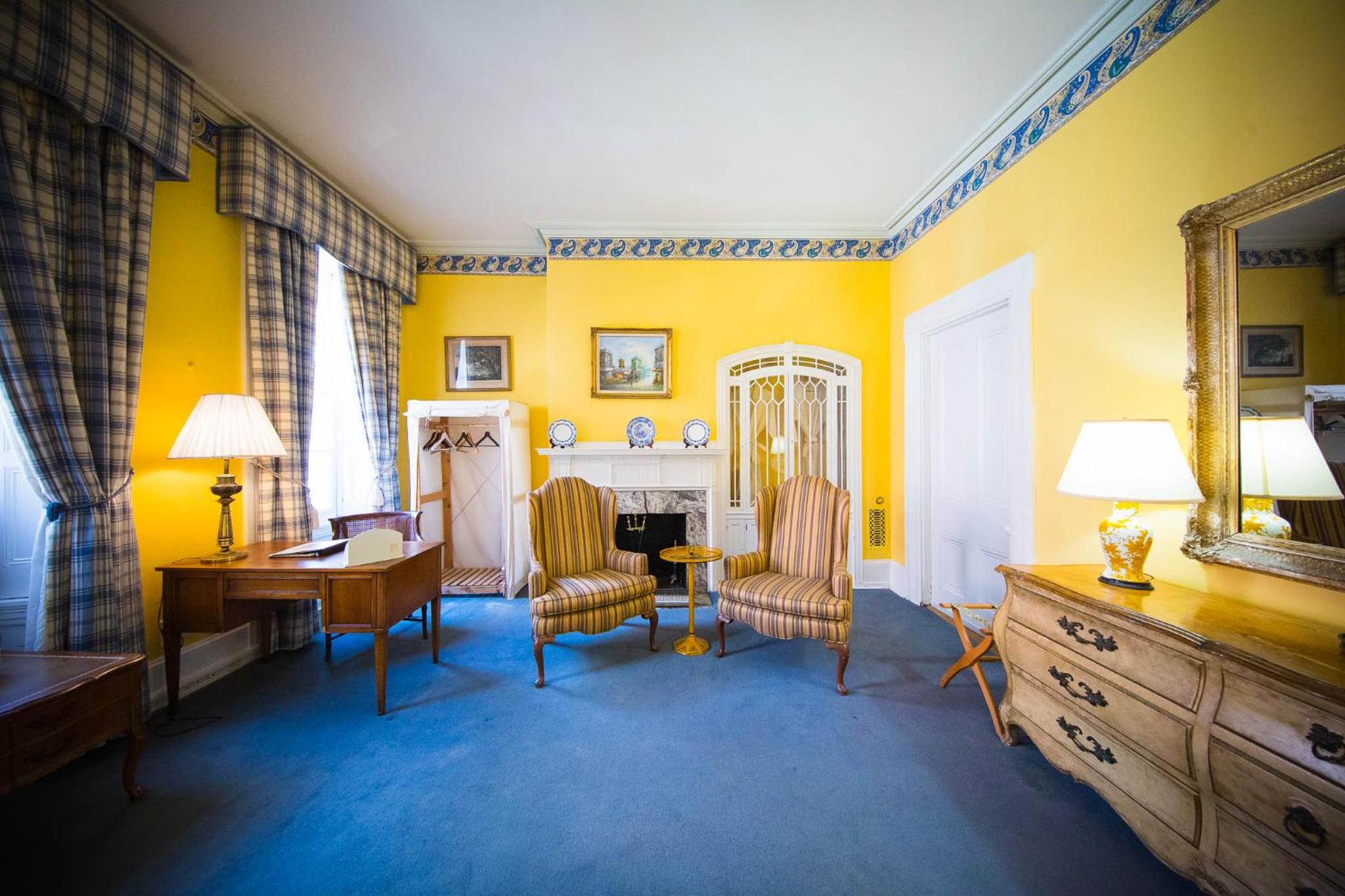 Queen Room with Shared Bathroom #2 thumbnail 6