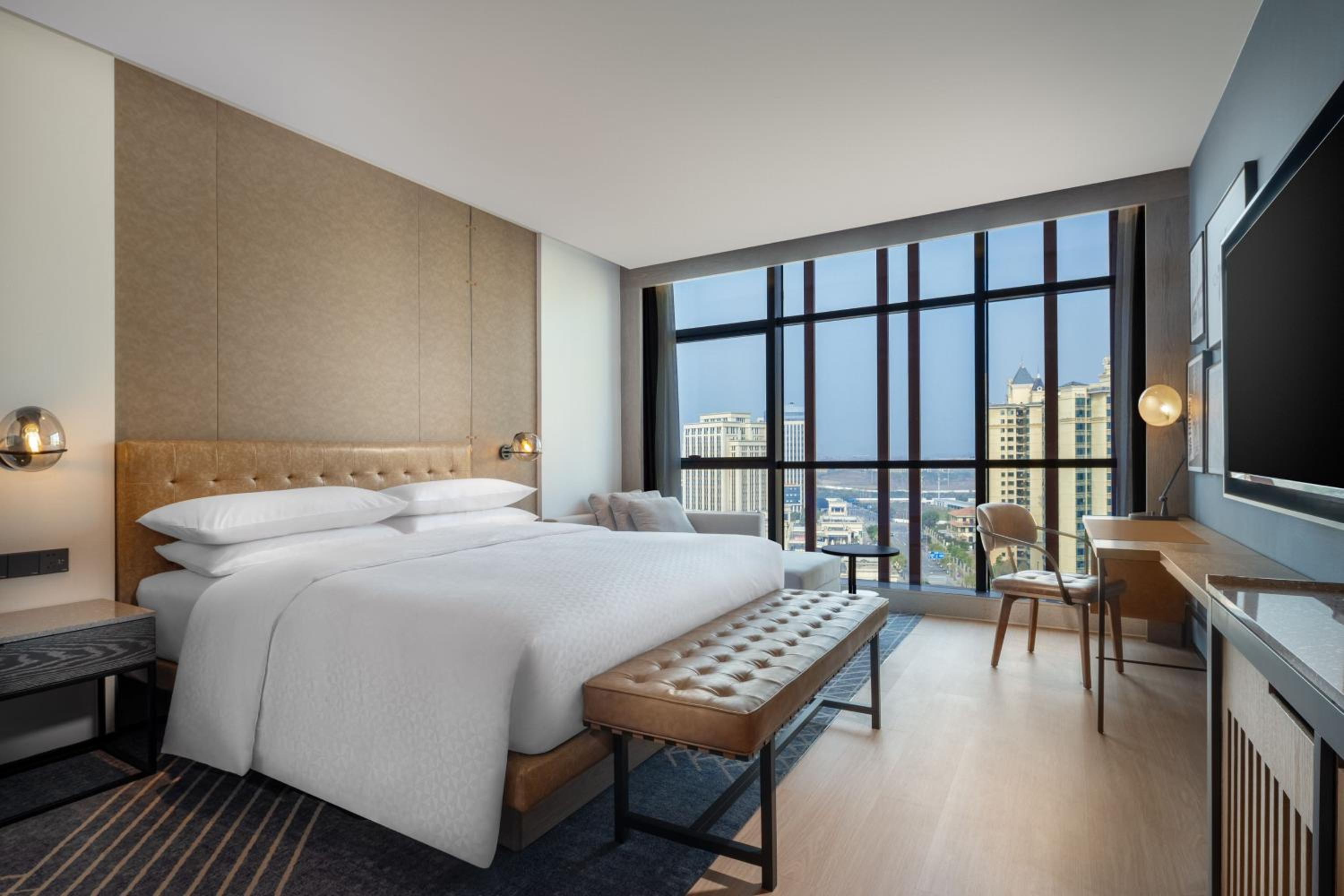Deluxe King Room with City View - Photo 4