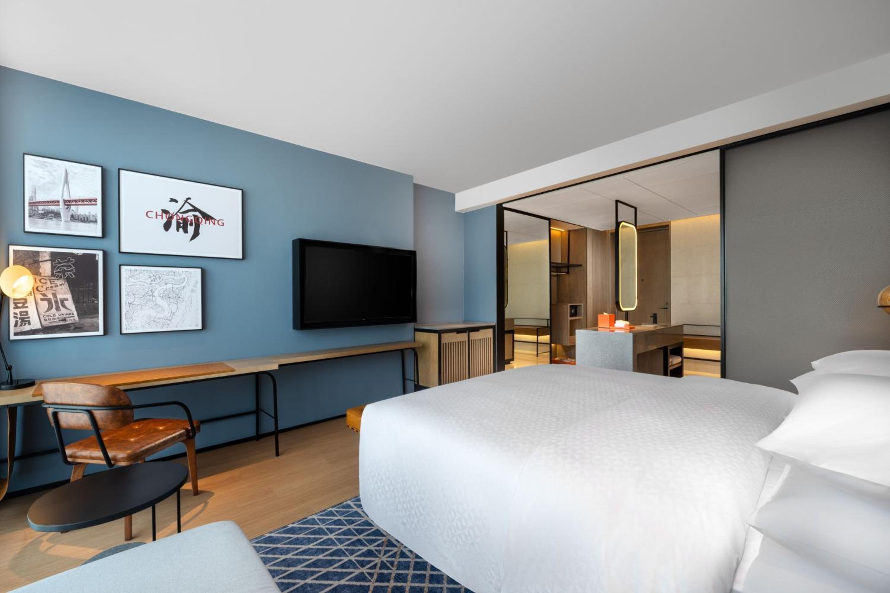 Premium King Room with City View - Photo 6