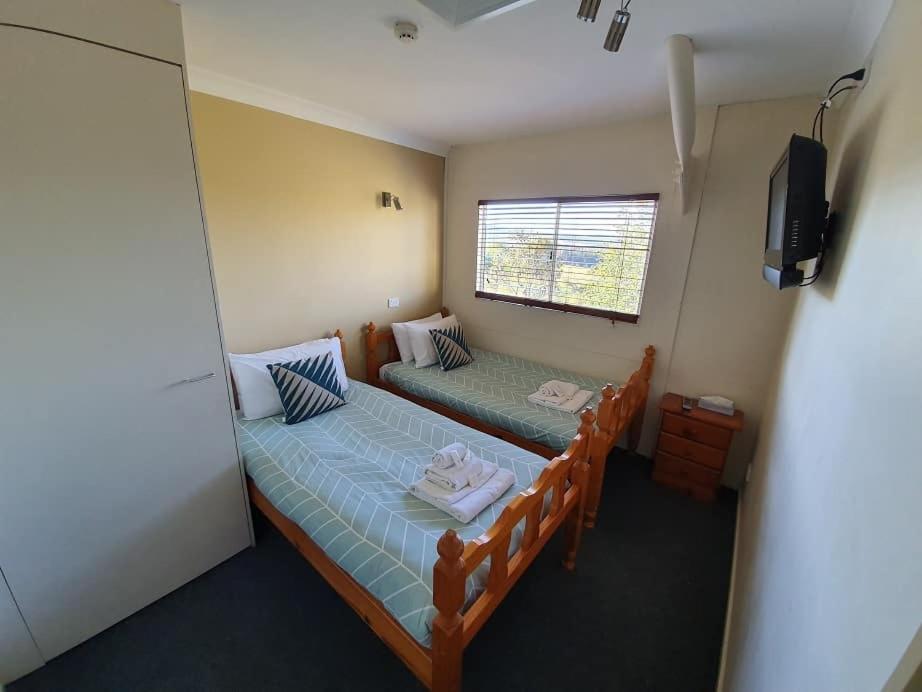Queen Room photo 2