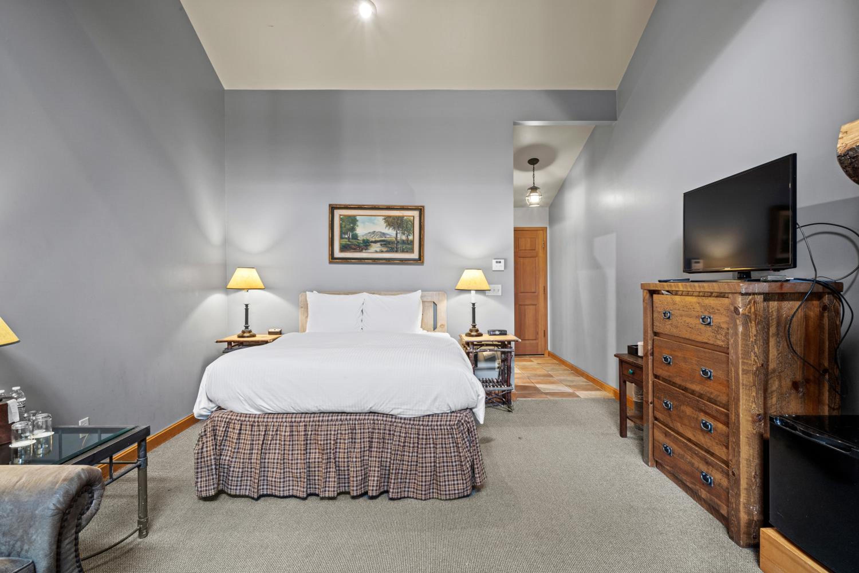 Cabin with Queen Bed and River View