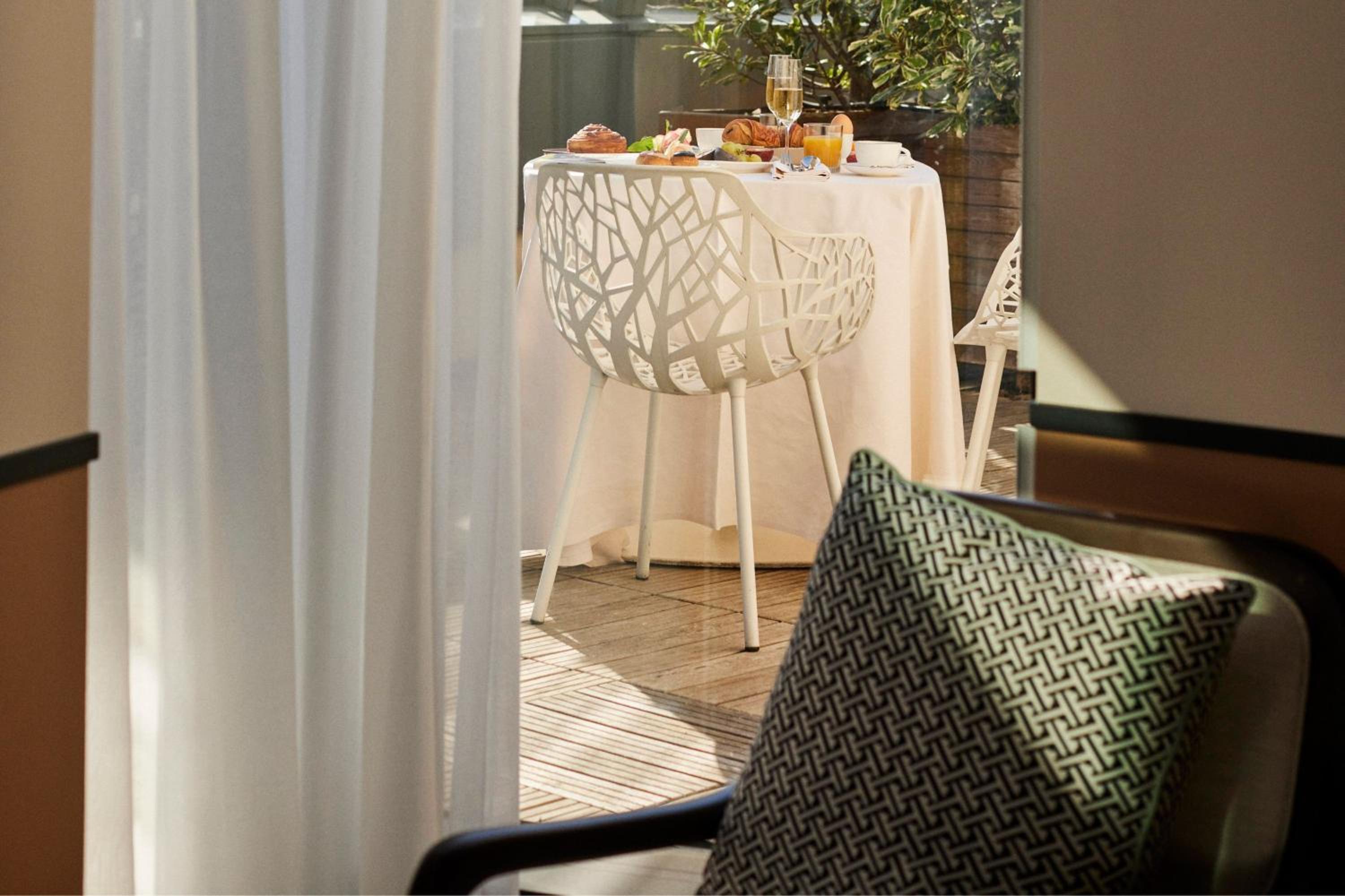 Deluxe King Room with Terrace - Photo 4