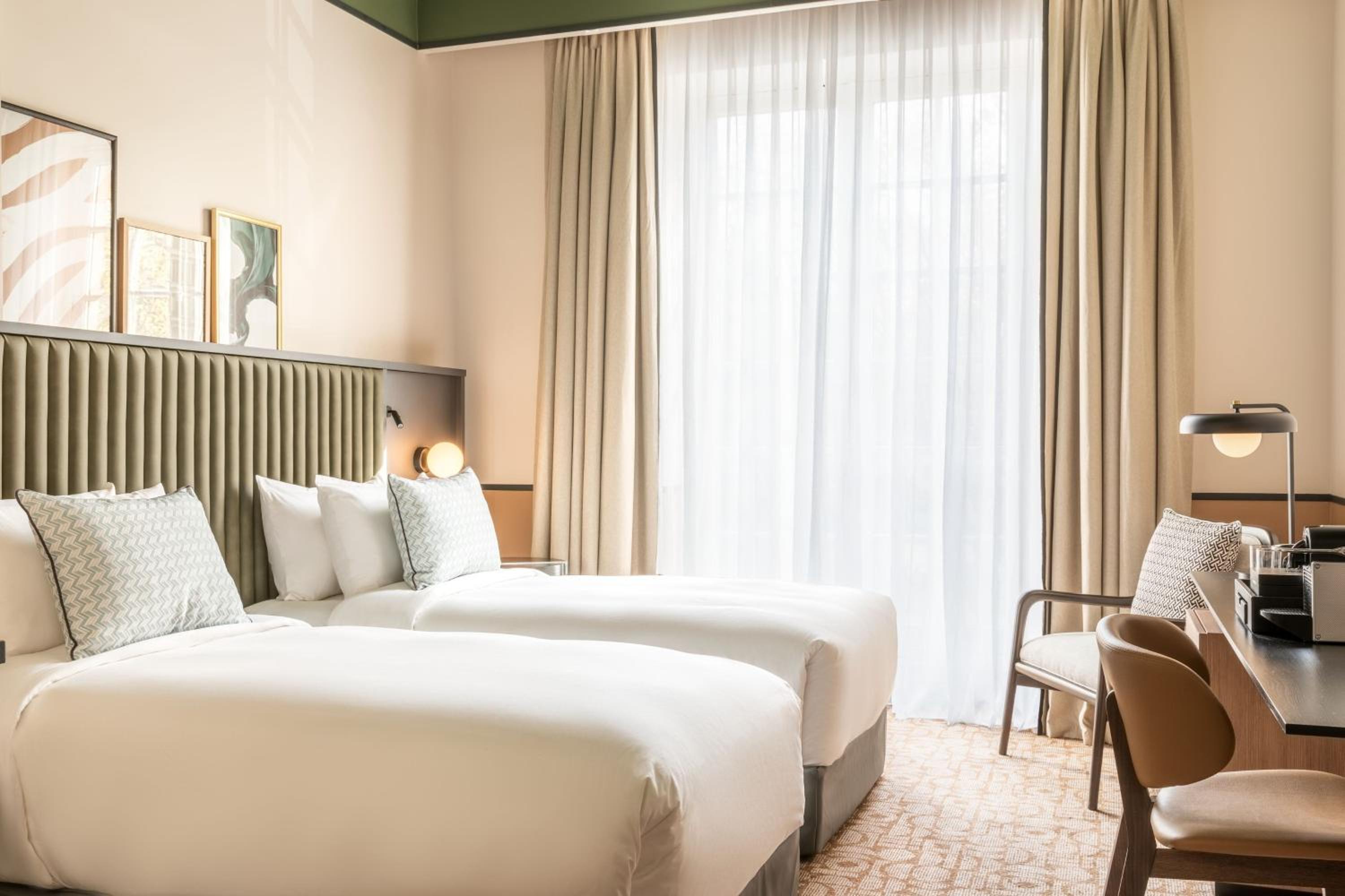 Deluxe King Room - Photo 6