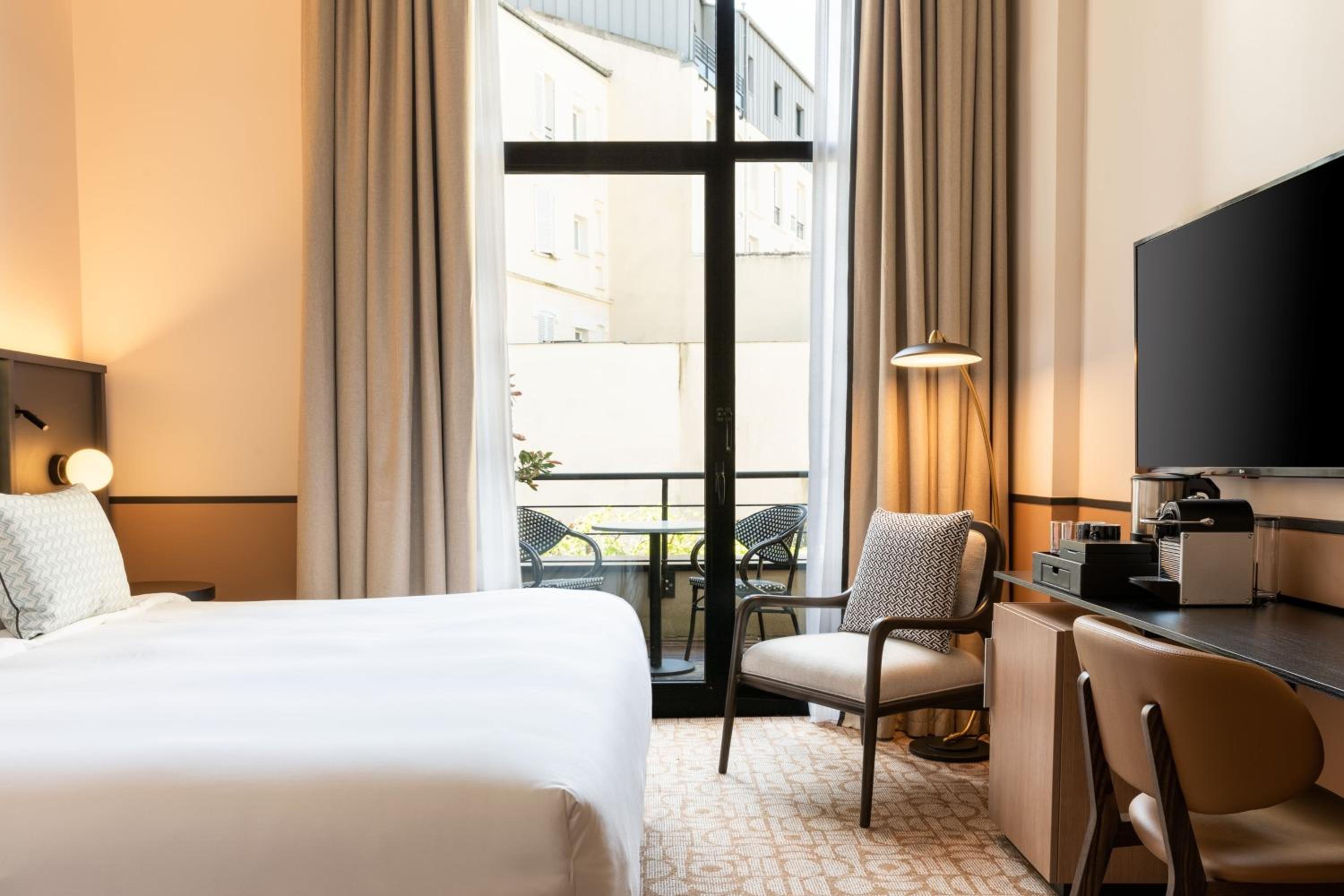 Deluxe King Room with Balcony - Photo 11