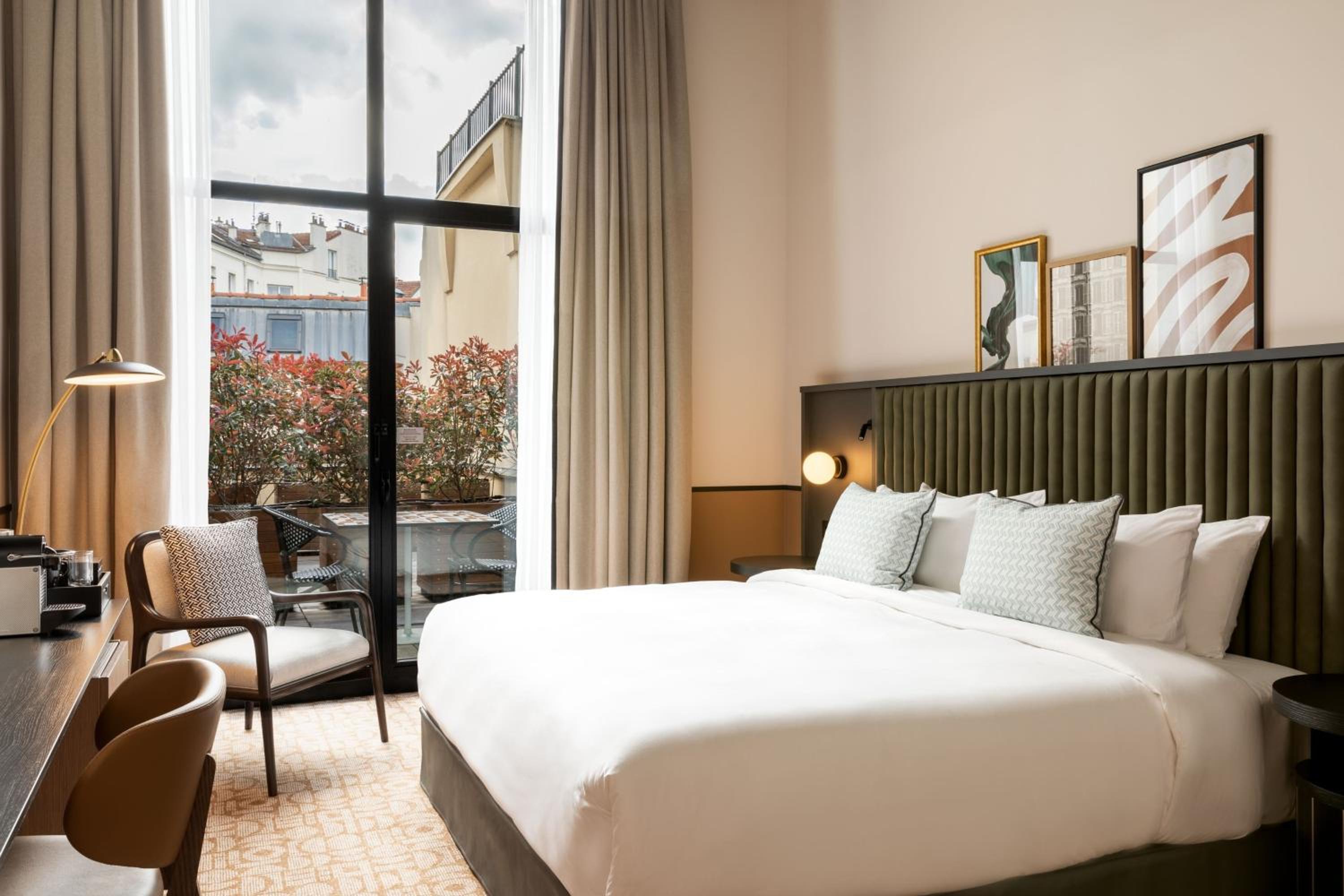 Deluxe King Room with Terrace - Photo 11