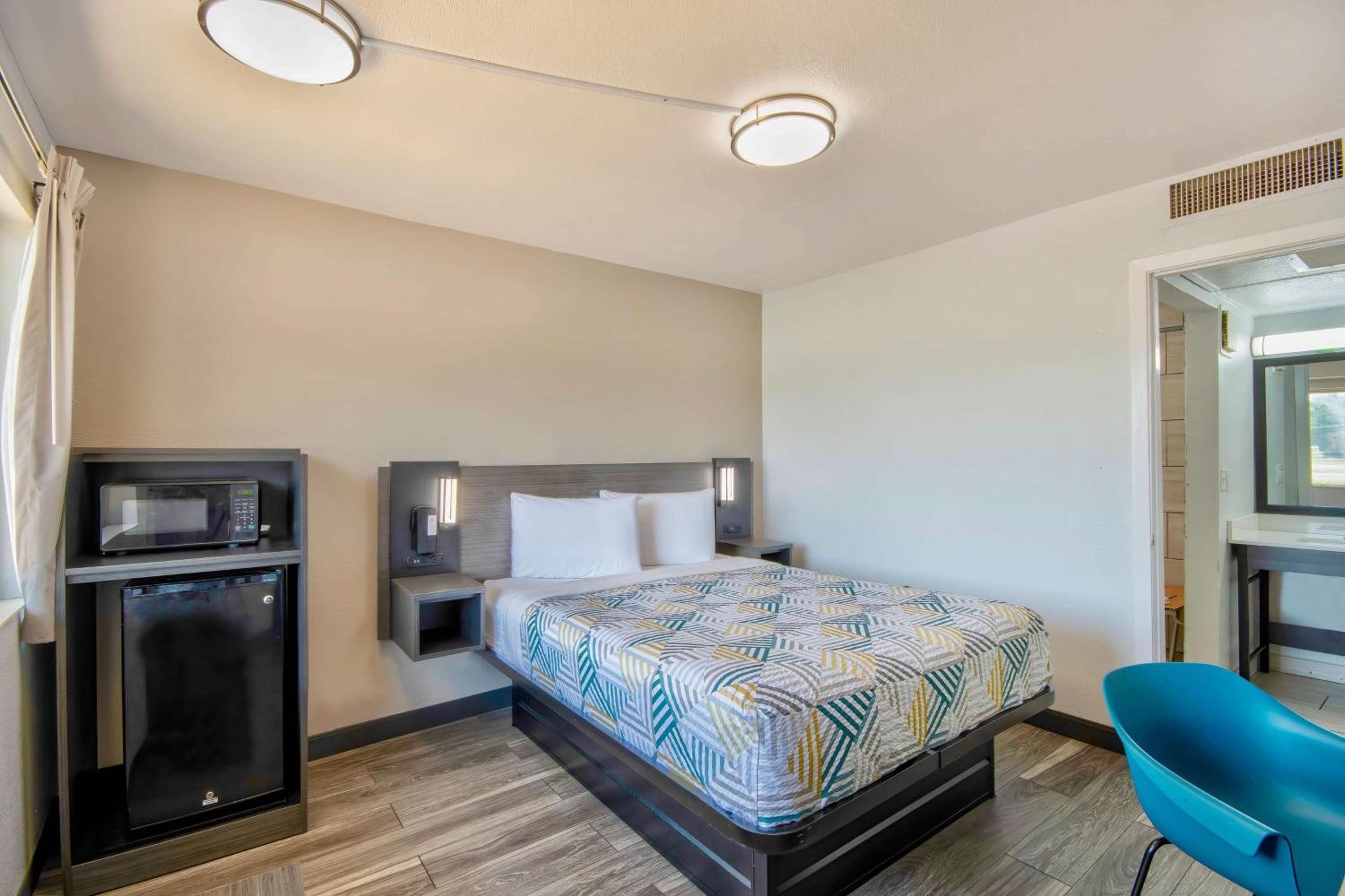 Queen Room - Disability Access - Non-Smoking