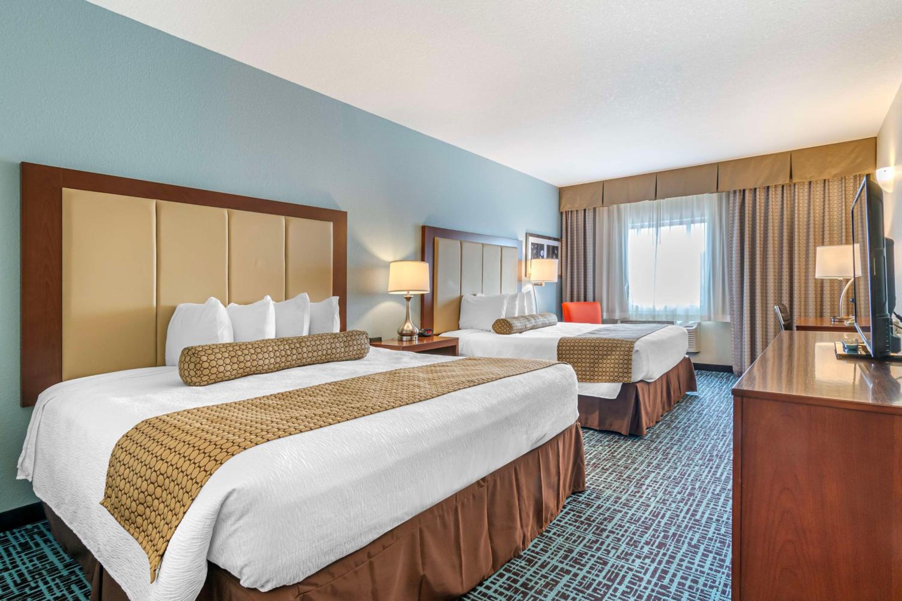 Queen Room with Two Queen Beds - Non-Smoking - Photo 1
