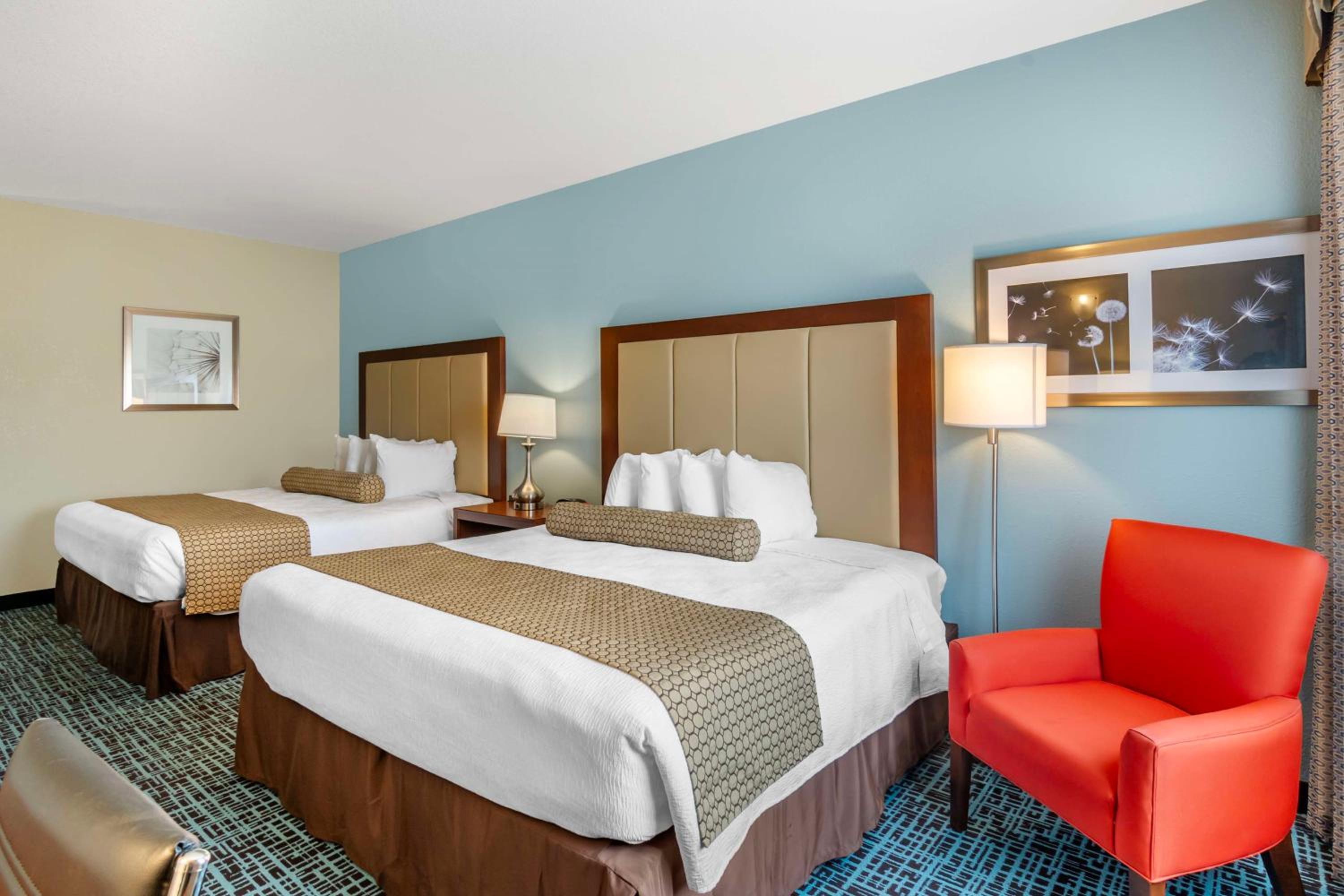 Queen Room with Two Queen Beds - Non-Smoking - Photo 3