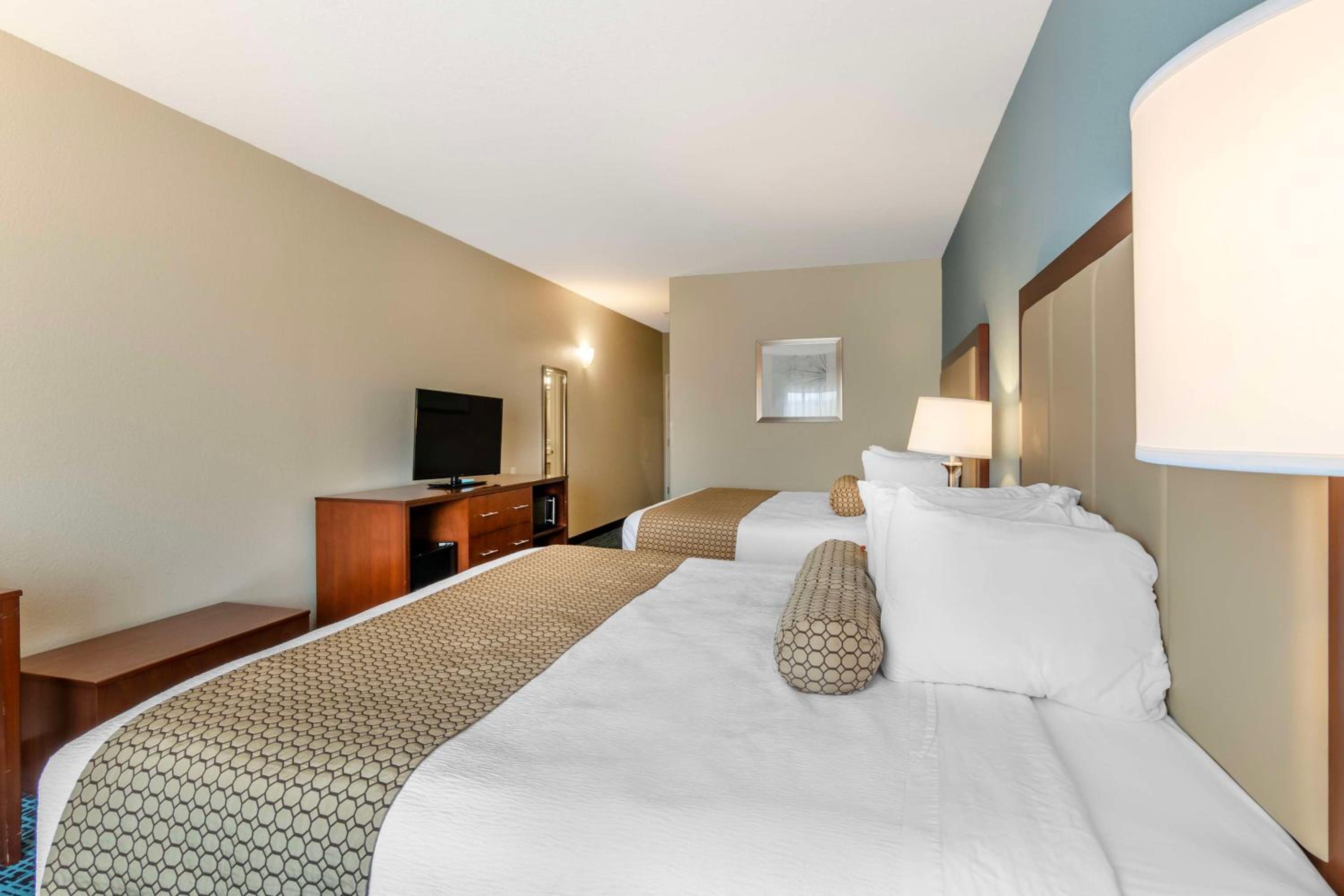 Queen Room with Two Queen Beds - Non-Smoking - Photo 5
