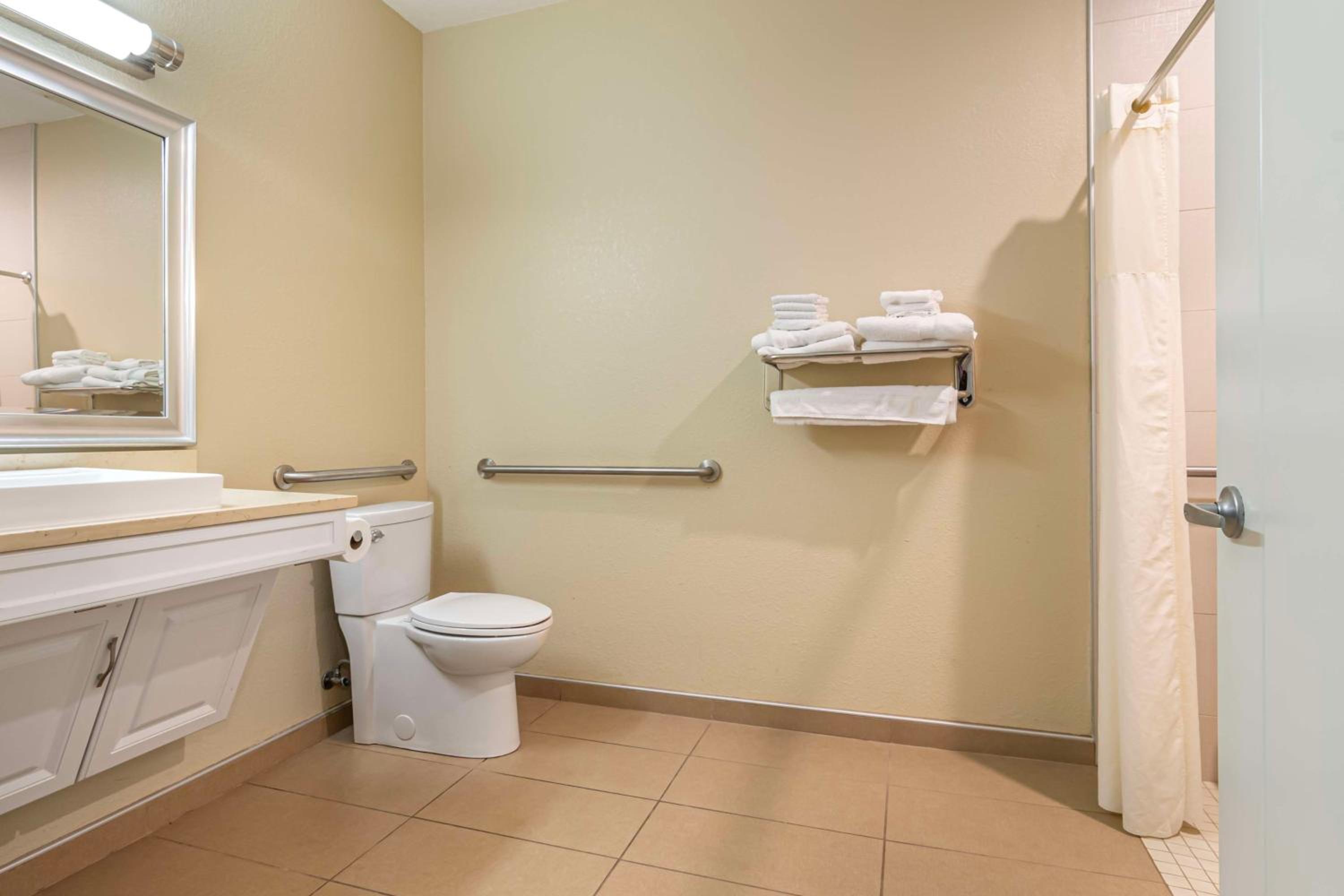 King Room with Two King Beds - Mobility Access/Non-Smoking - Photo 5