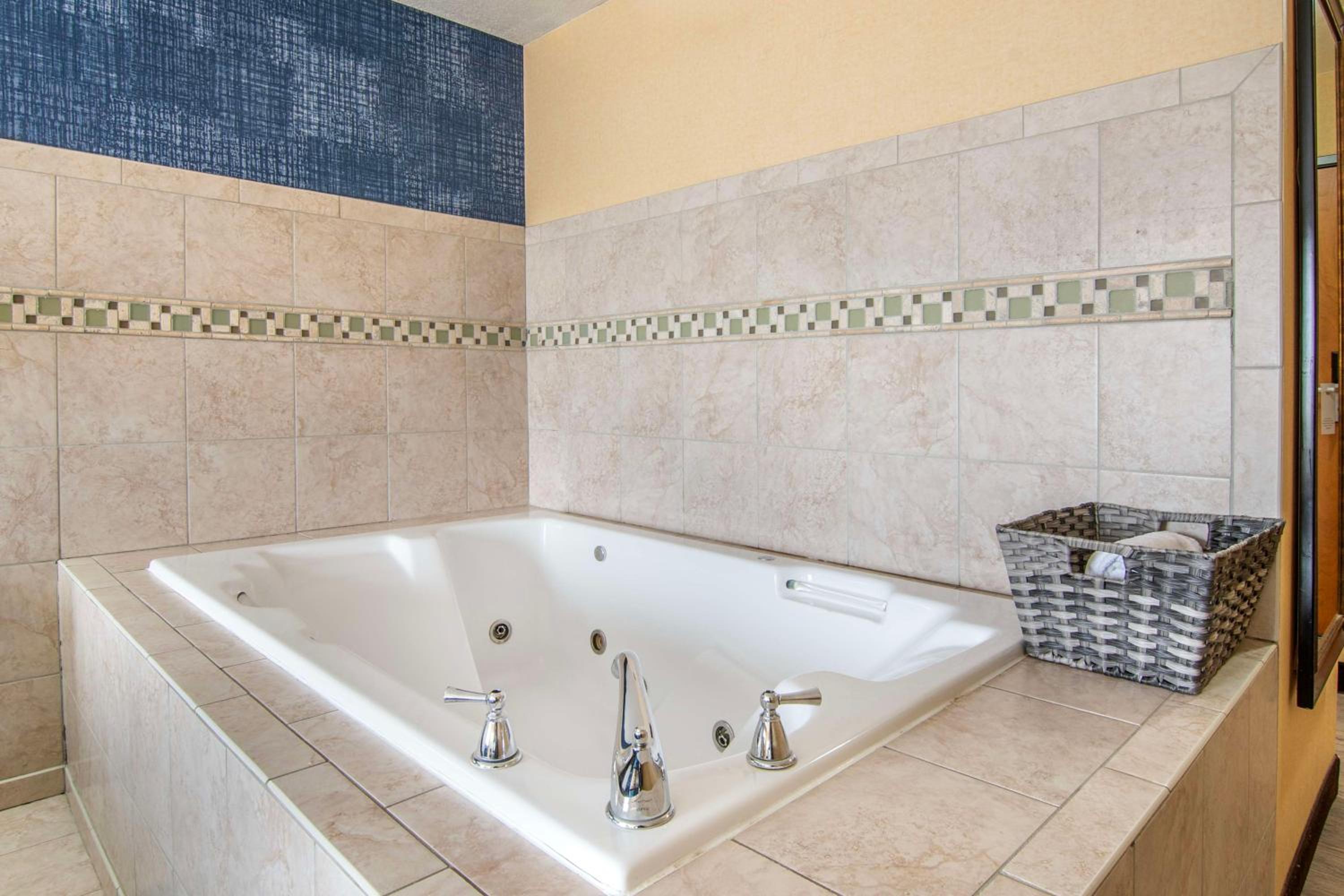 Queen Suite with Whirlpool - Non-Smoking - Photo 2