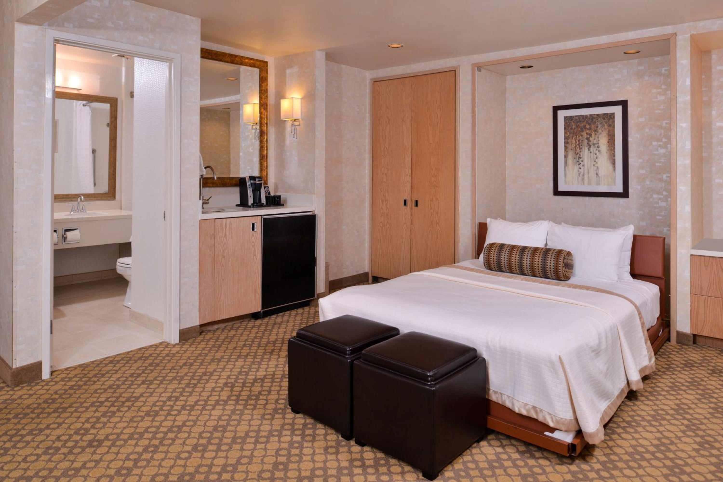 Queen Room with Courtyard View