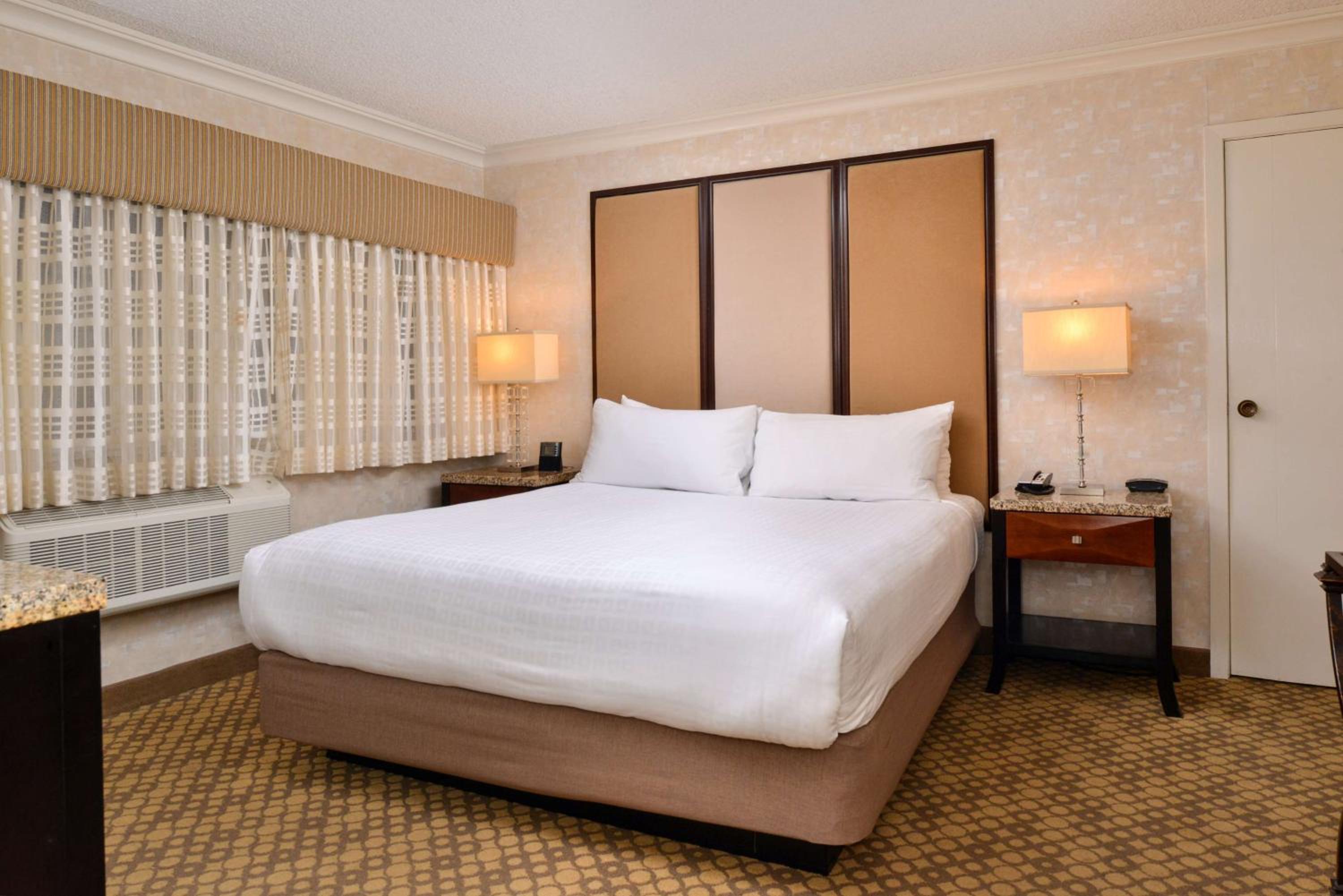 King Room with Roll-in Shower - Disability Access/Non-Smoking - Photo 1