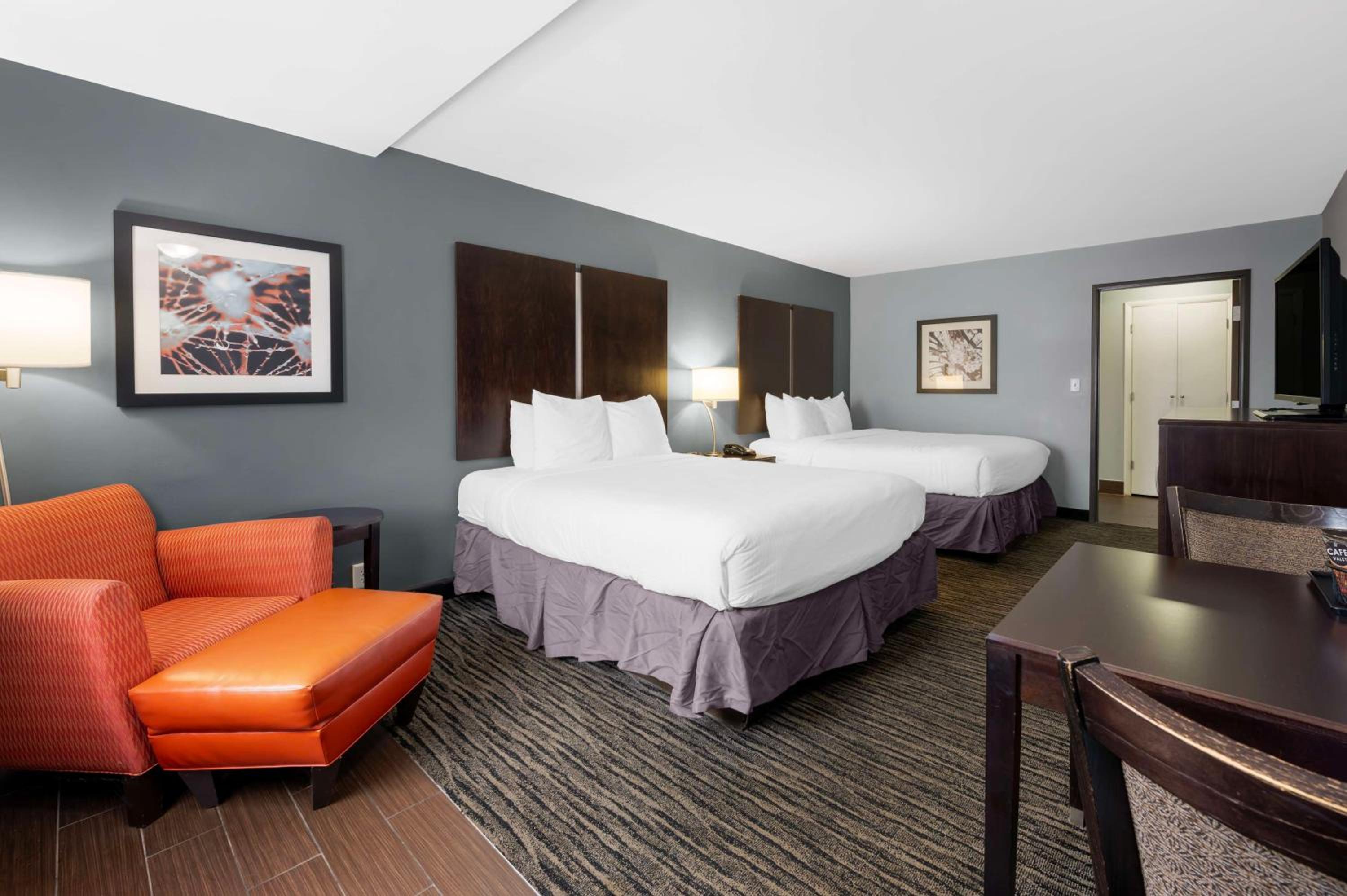 Queen Room with Two Queen Beds - Exterior Access - Photo 2