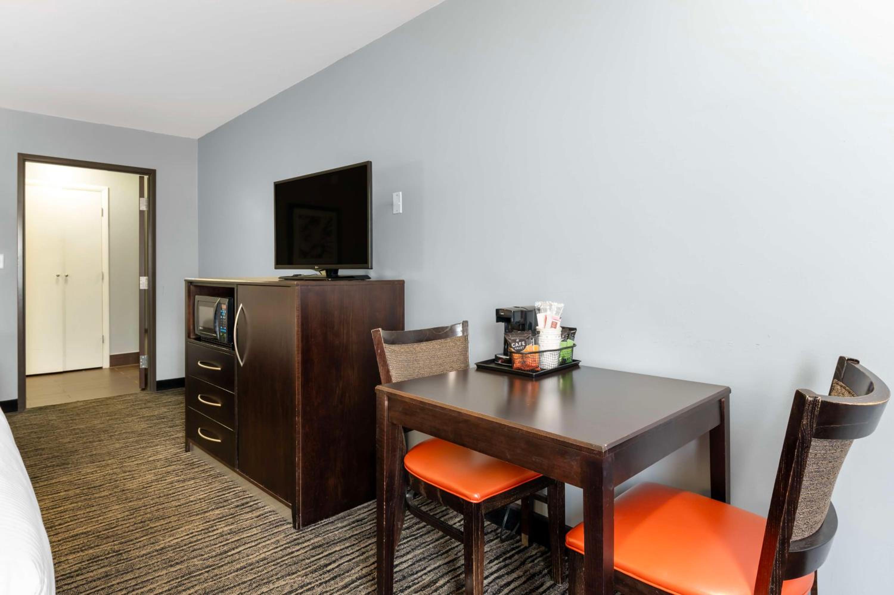 Queen Room with Two Queen Beds - Exterior Access - Photo 4