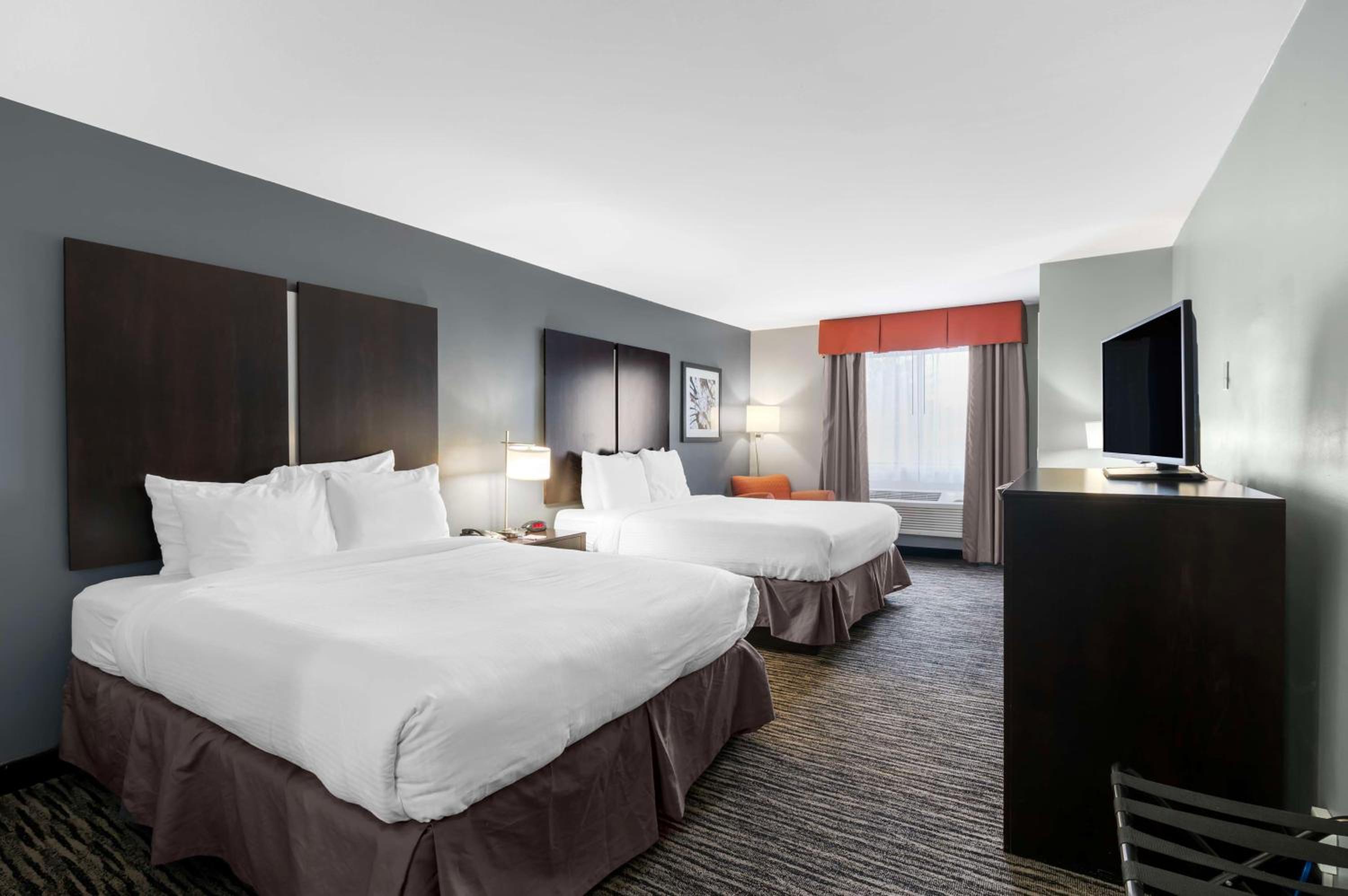 Queen Room with Two Queen Beds - Photo 1