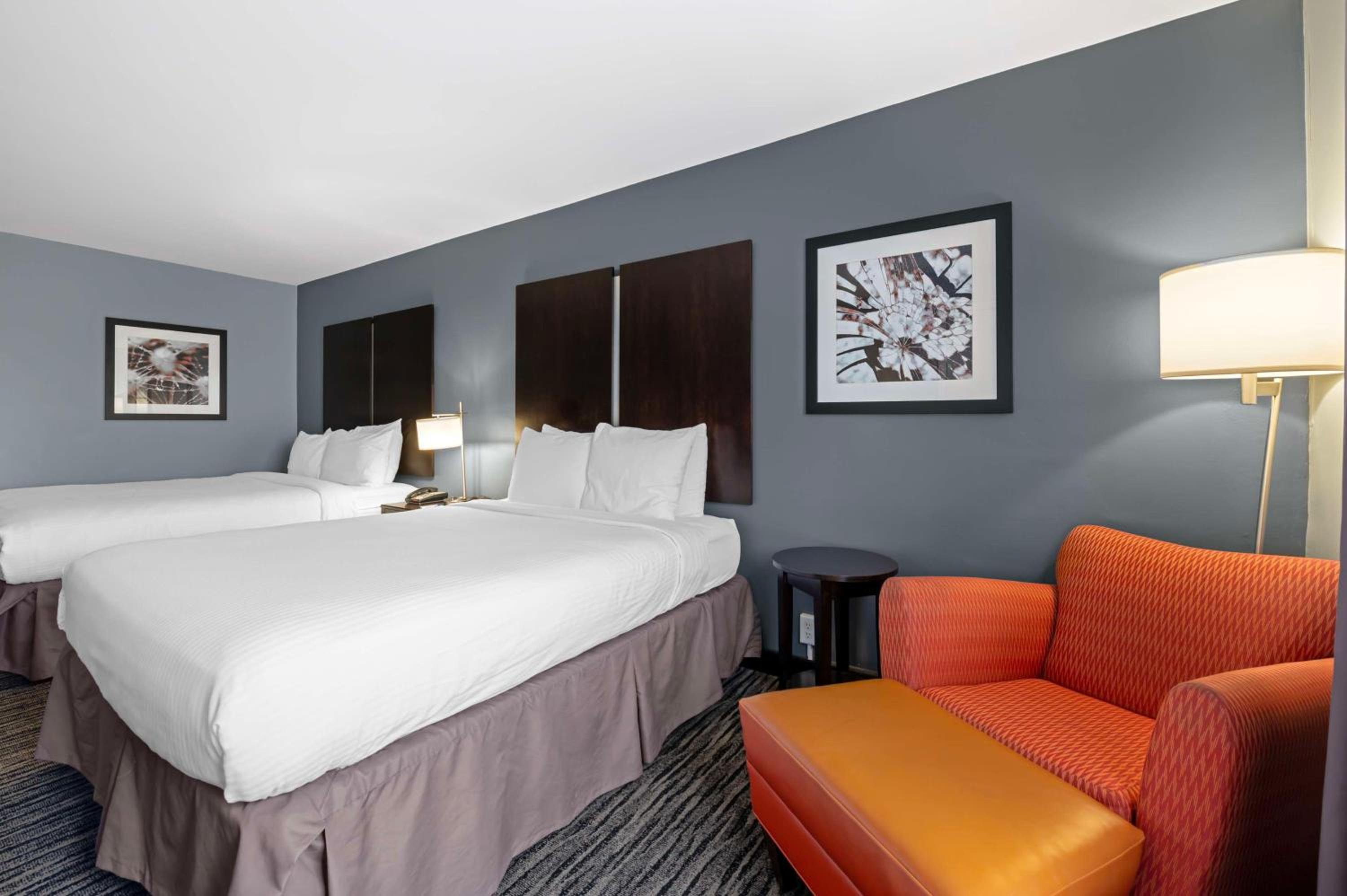 Queen Room with Two Queen Beds - Photo 4