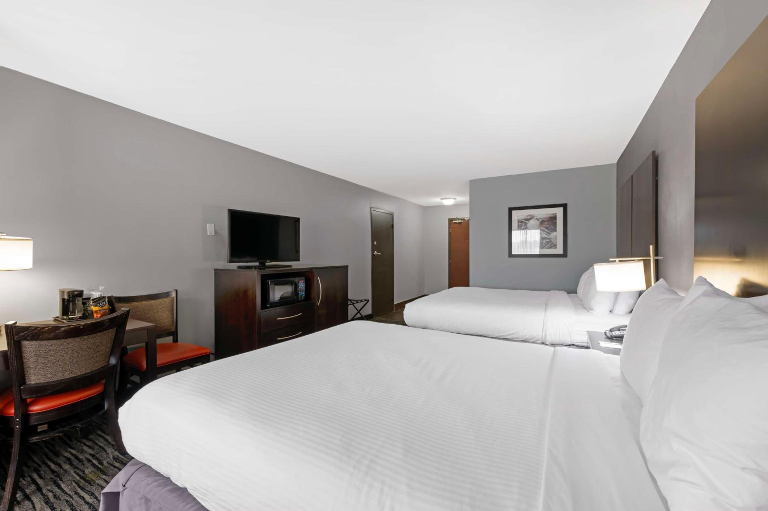 Queen Room with Two Queen Beds - Photo 2