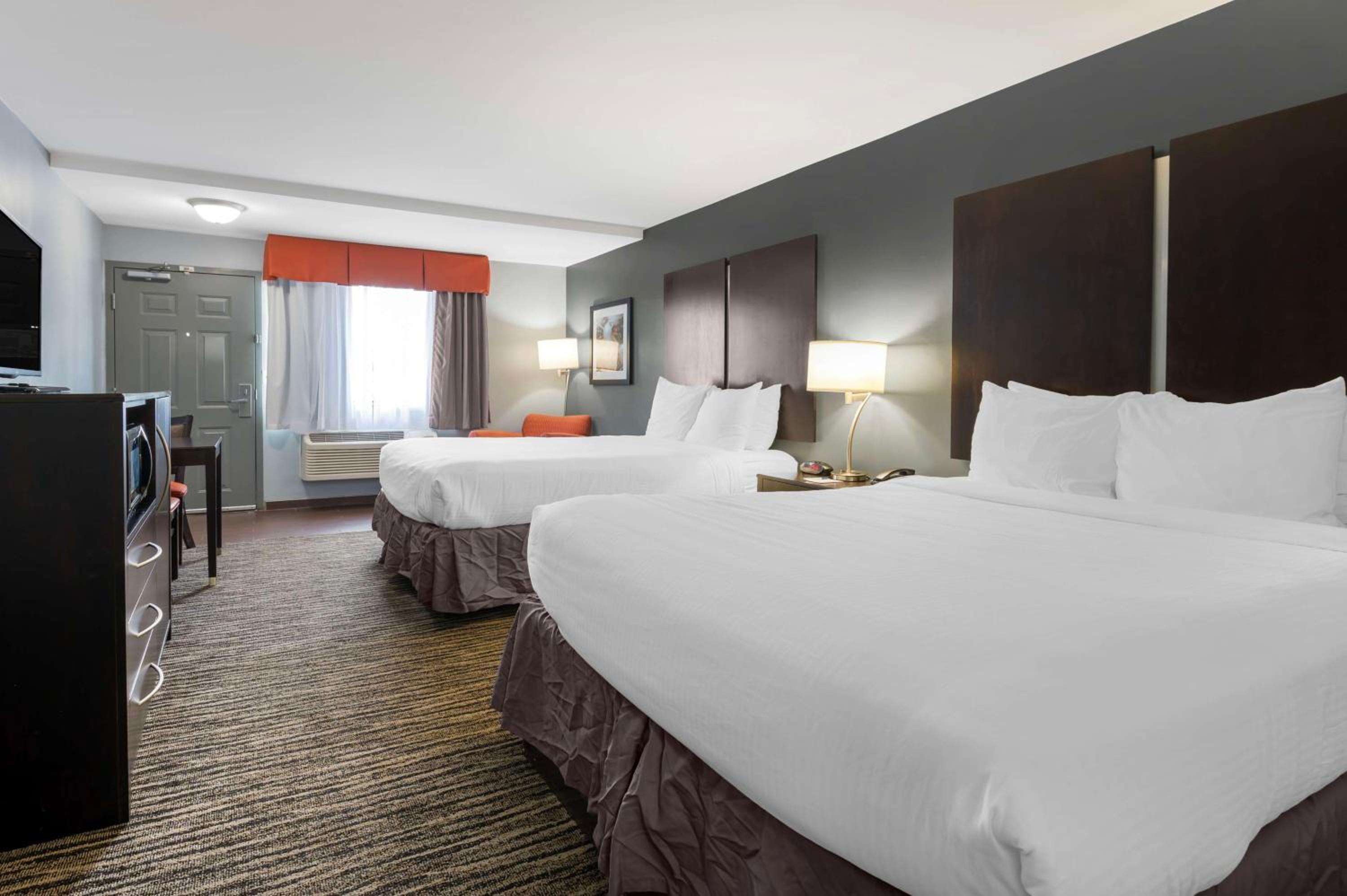Queen Room with Two Queen Beds - Exterior Access - Photo 1