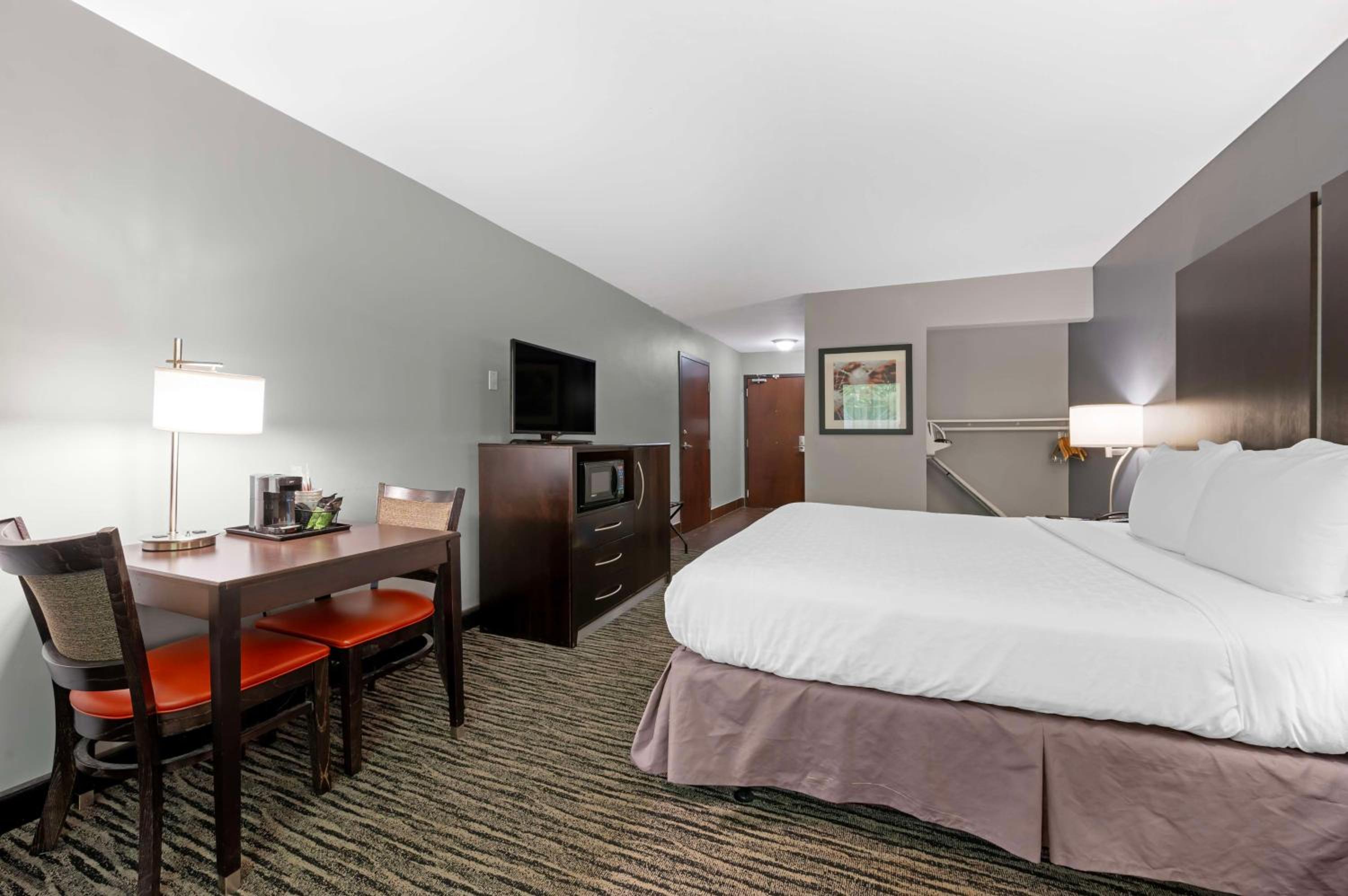 King Room with Bathtub - Disability Access/Non-Smoking - Photo 4