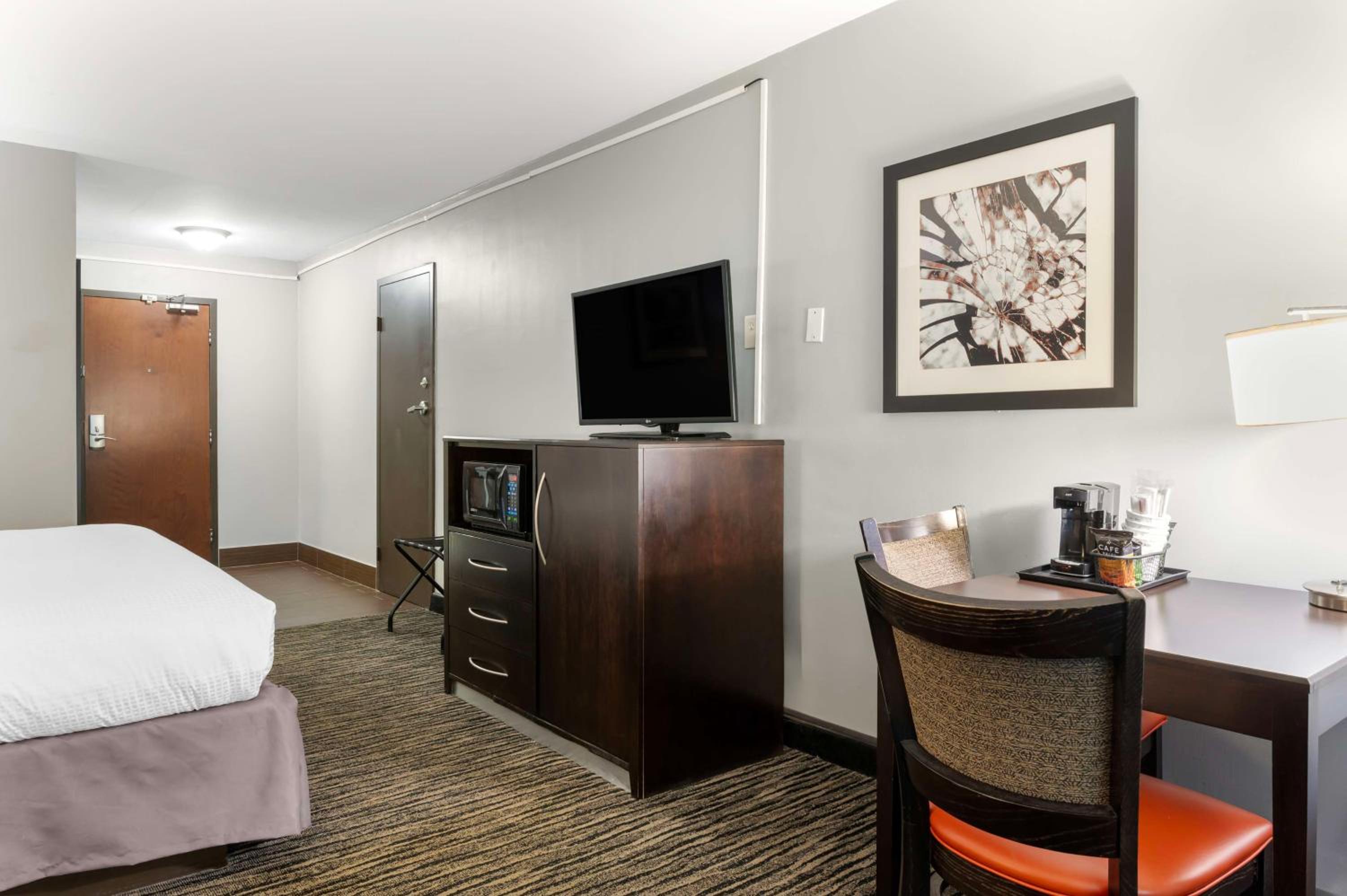 King Room with Sofa Bed - Non-Smoking - Photo 4
