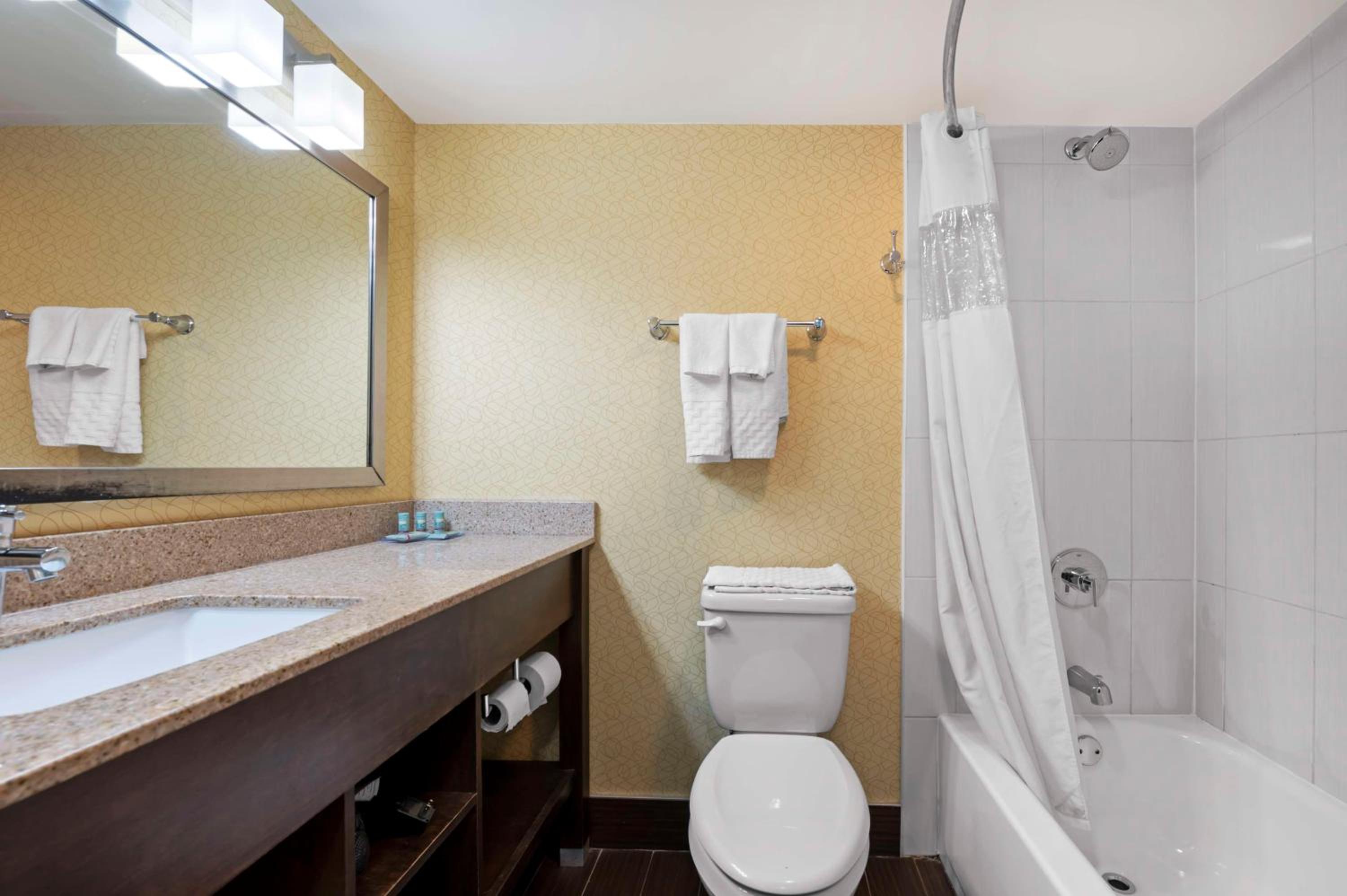 Queen Room with Two Queen Beds and Bath Tub - Mobility Accessible - Photo 2