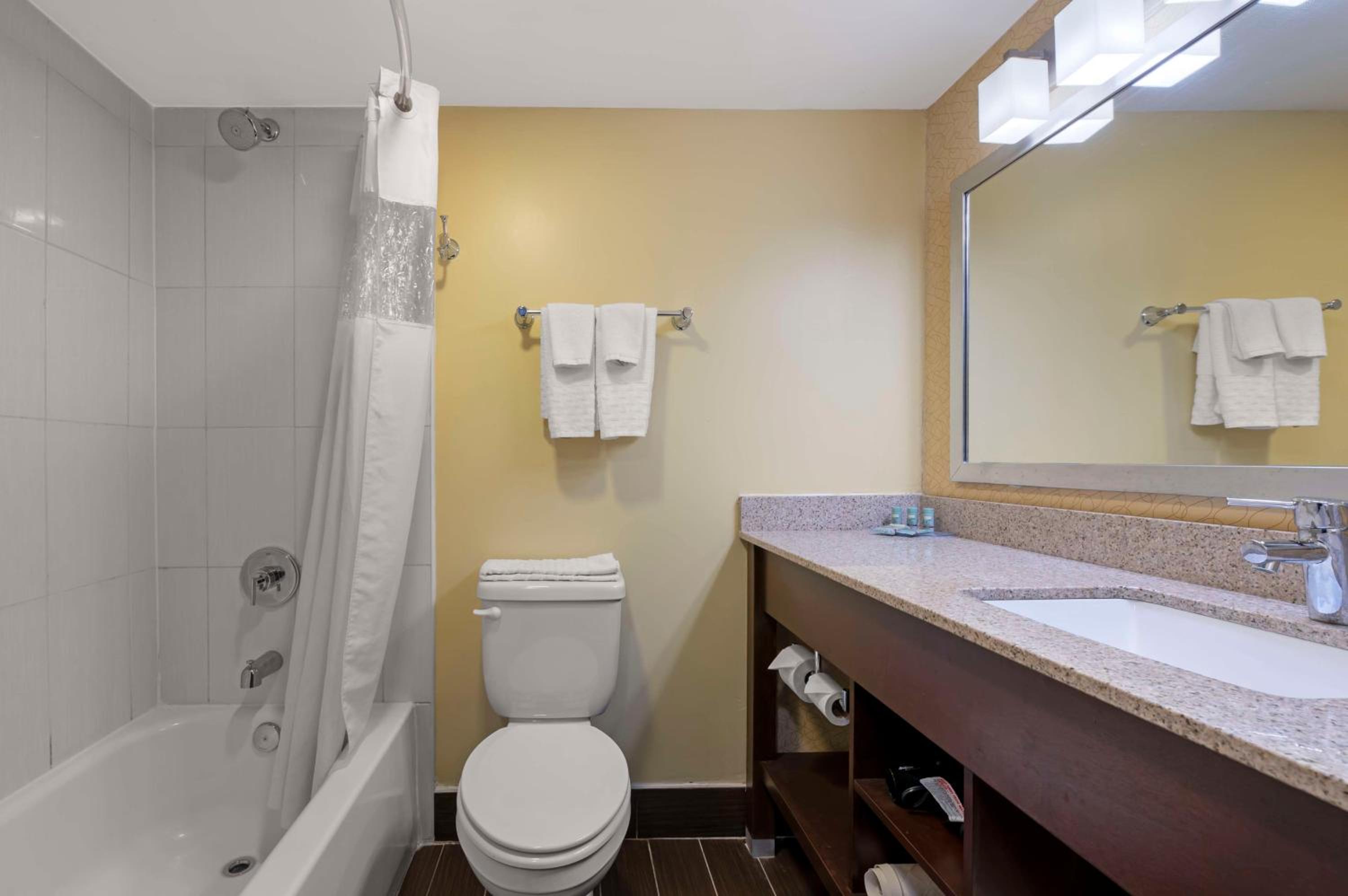Queen Room with Two Queen Beds - Exterior Access - Photo 3
