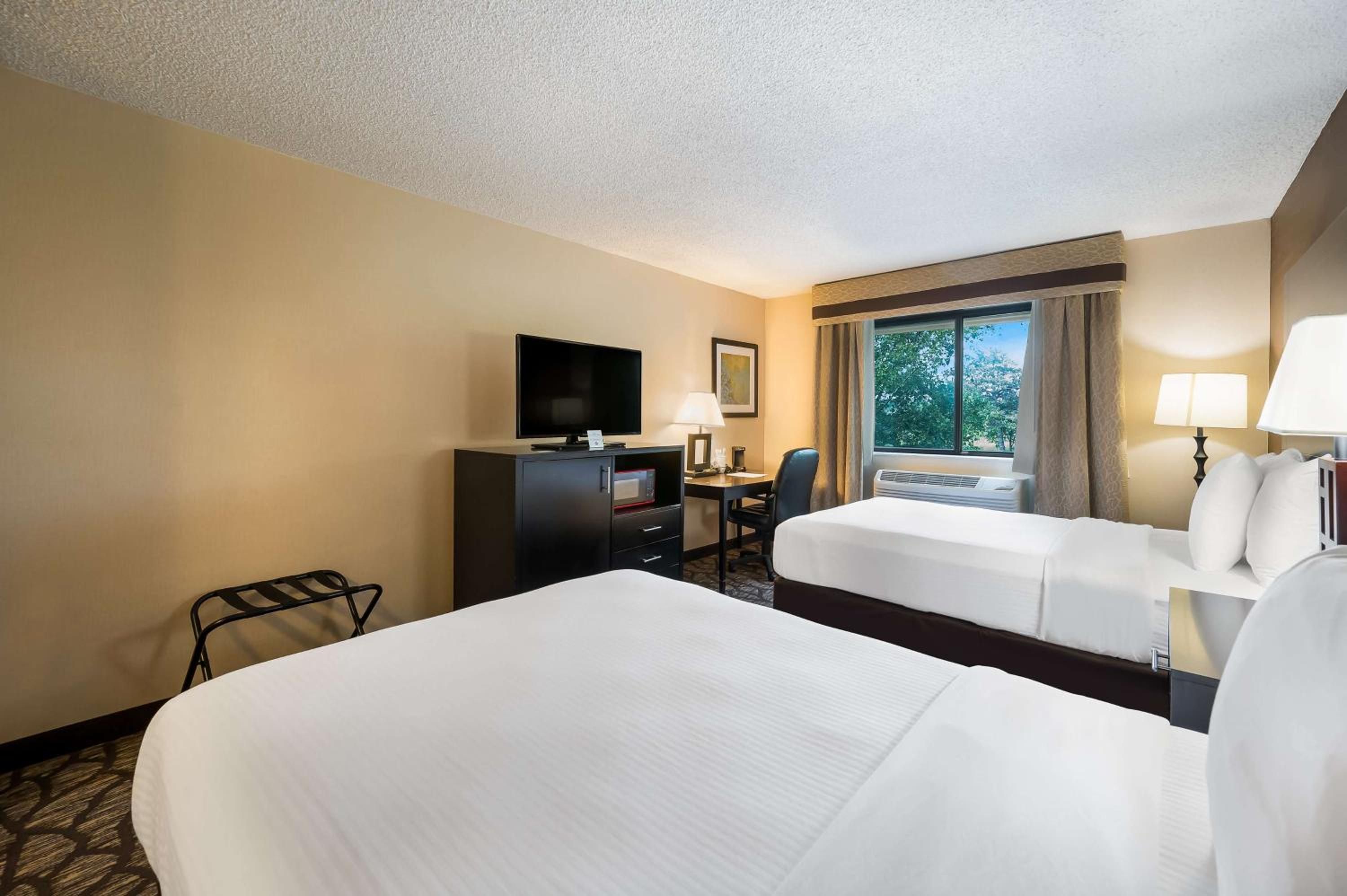 Double Room with Two Double Beds - Non-Smoking - Photo 2