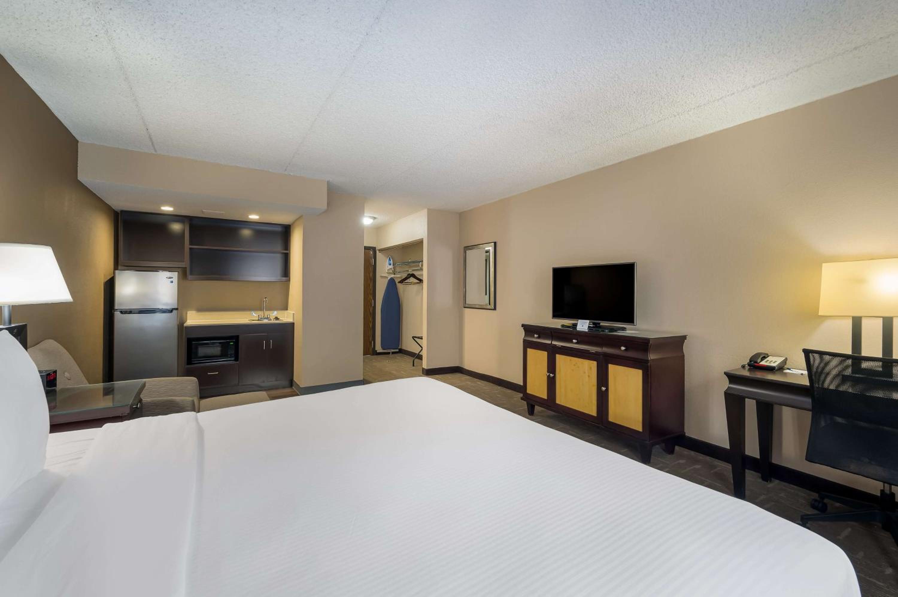 King Suite with Kitchenette - First Floor - Photo 3